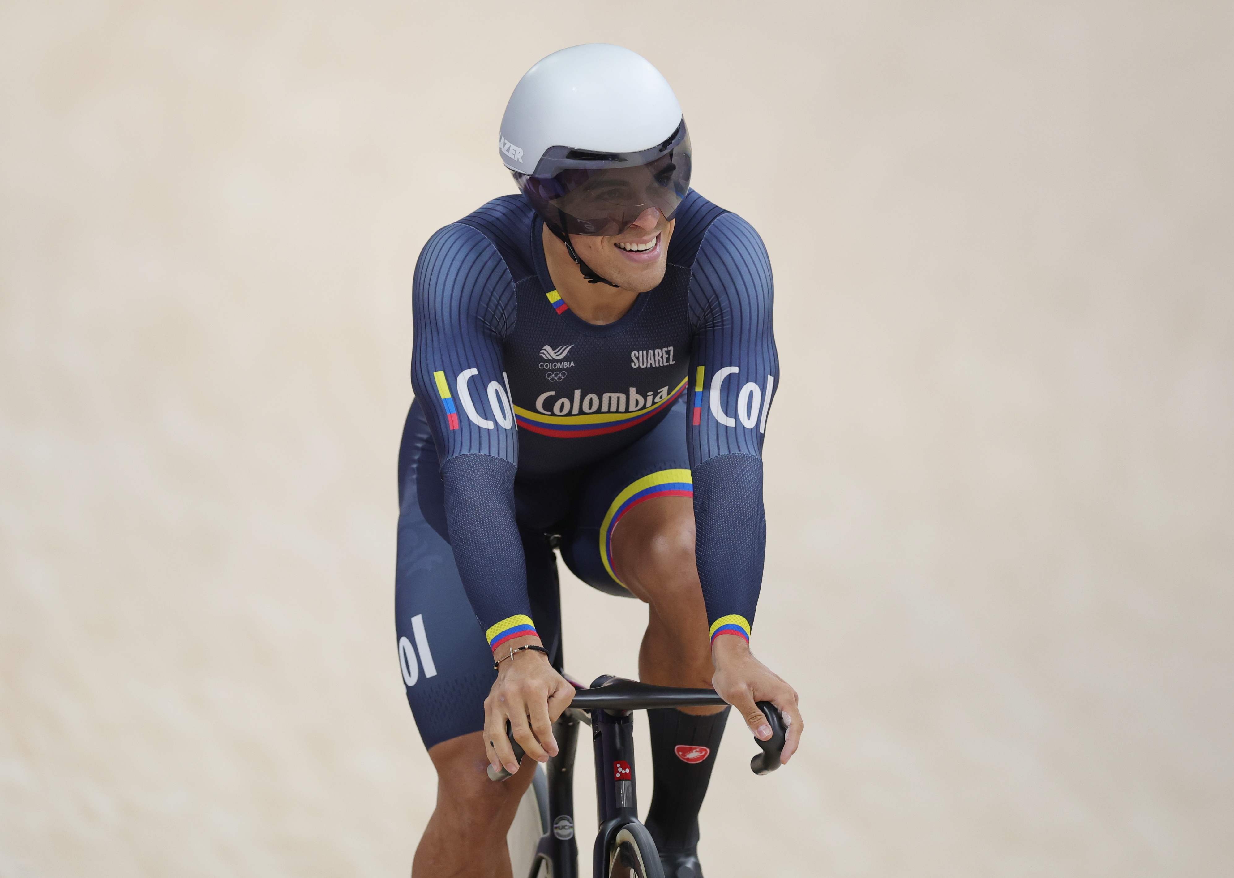 Saint-quentin-en-yvelines (France), 07/08/2024.- Cristian David of Ortega Fontalvo of Colombia reacts in the Men's Sprint 1/32 Finals of the Track Cycling competitions in the Paris 2024 Olympic Games, at Saint-Quentin-en-Yvelines Velodrome in Saint-Quentin-en-Yvelines, France, 07 August 2024. (Ciclismo, Francia, Roma) EFE/EPA/MARTIN DIVISEK