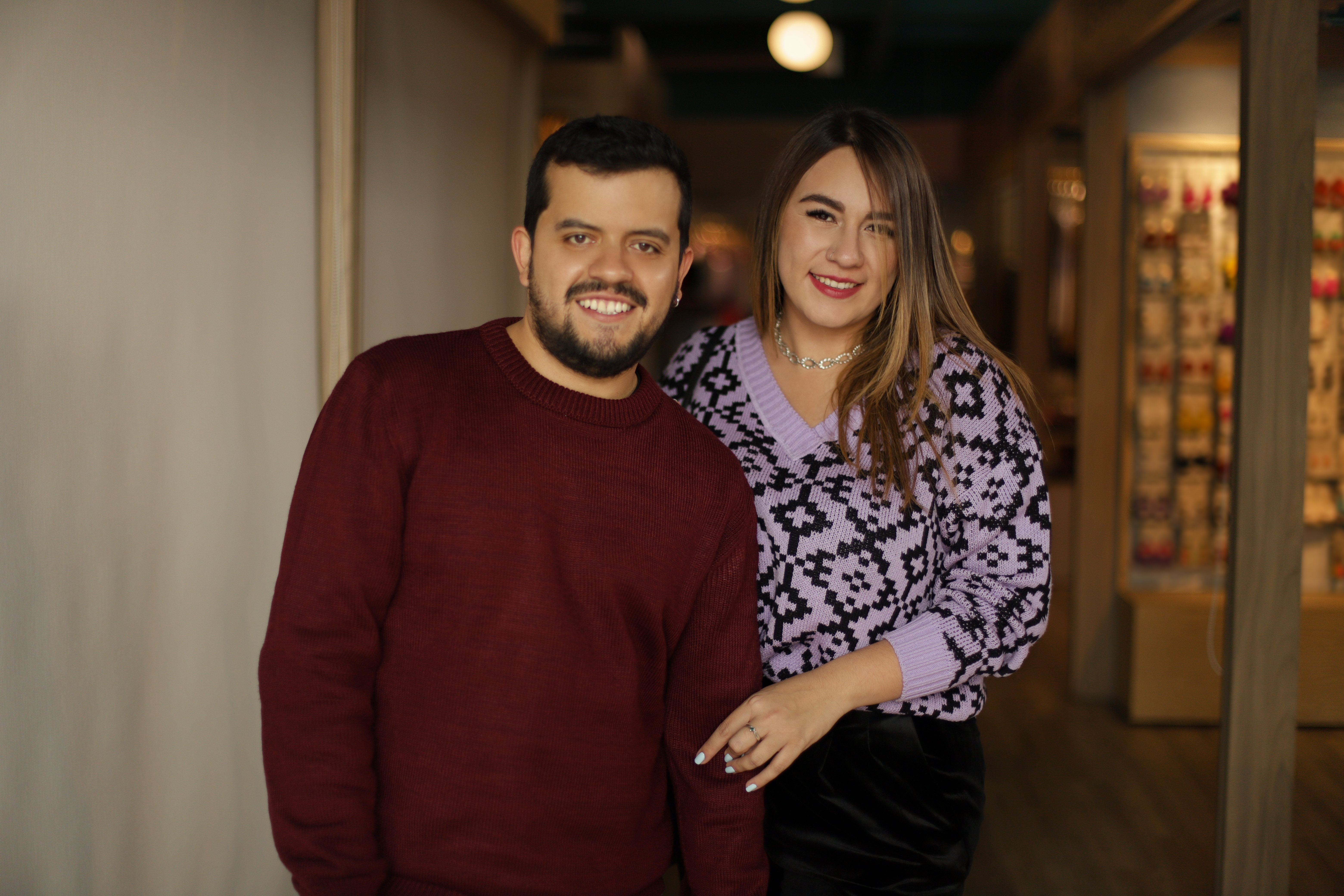 Una tienda de diseño y confección de prendas tejidas a mano por artesanas