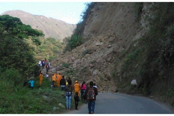Esperan maquinaria para remover derrumbe en la Chivera, Cauca