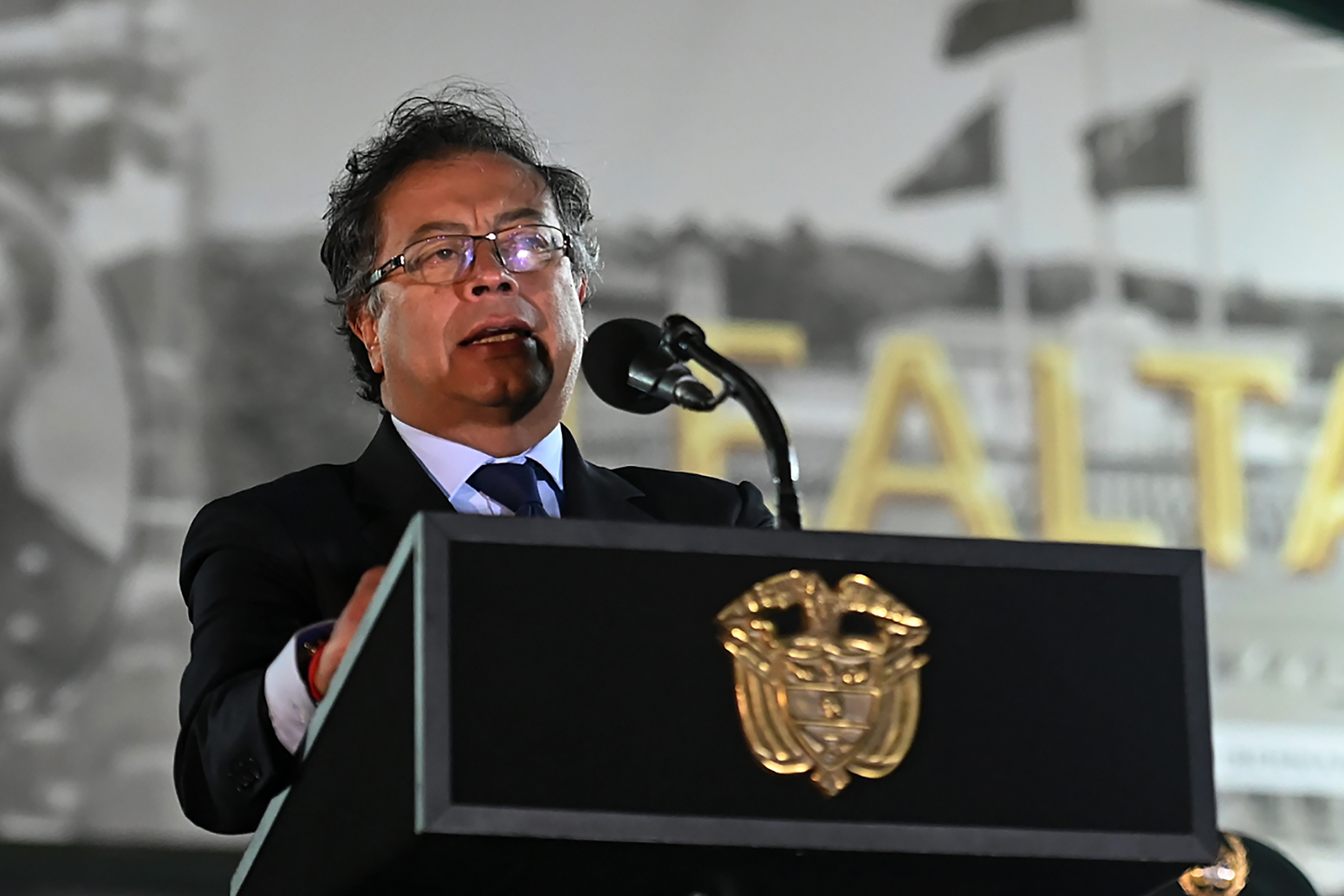 ACTUALIZA INFORMACIÓN - AME841. BOGOTÁ (COLOMBIA), 20/08/2022.- El presidente de Colombia, Gustavo Petro, habla durante la Ceremonia de Transmisión de Mando y de Reconocimiento de las Tropas Militares, hoy, en la escuela José María Córdoba en Bogotá (Colombia). Petro llamó este sábado a las Fuerzas Militares a prepararse para la paz y a proteger la soberanía nacional de las amenazas del crimen transnacional que puede también afectar la democracia del país. Así lo expresó el jefe de Estado en la Escuela Militar "José María Córdova'' de Bogotá, tras la ceremonia de presentación y reconocimiento de tropas. EFE/ Natalia Pedraza