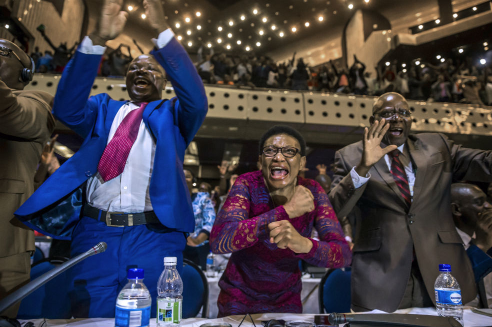 La extraña decisión del presidente de Zimbabwe
