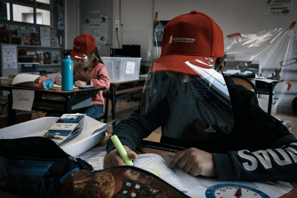 Un metro entre pupitres, así deberán actuar los colegios al reabrise según la OMS