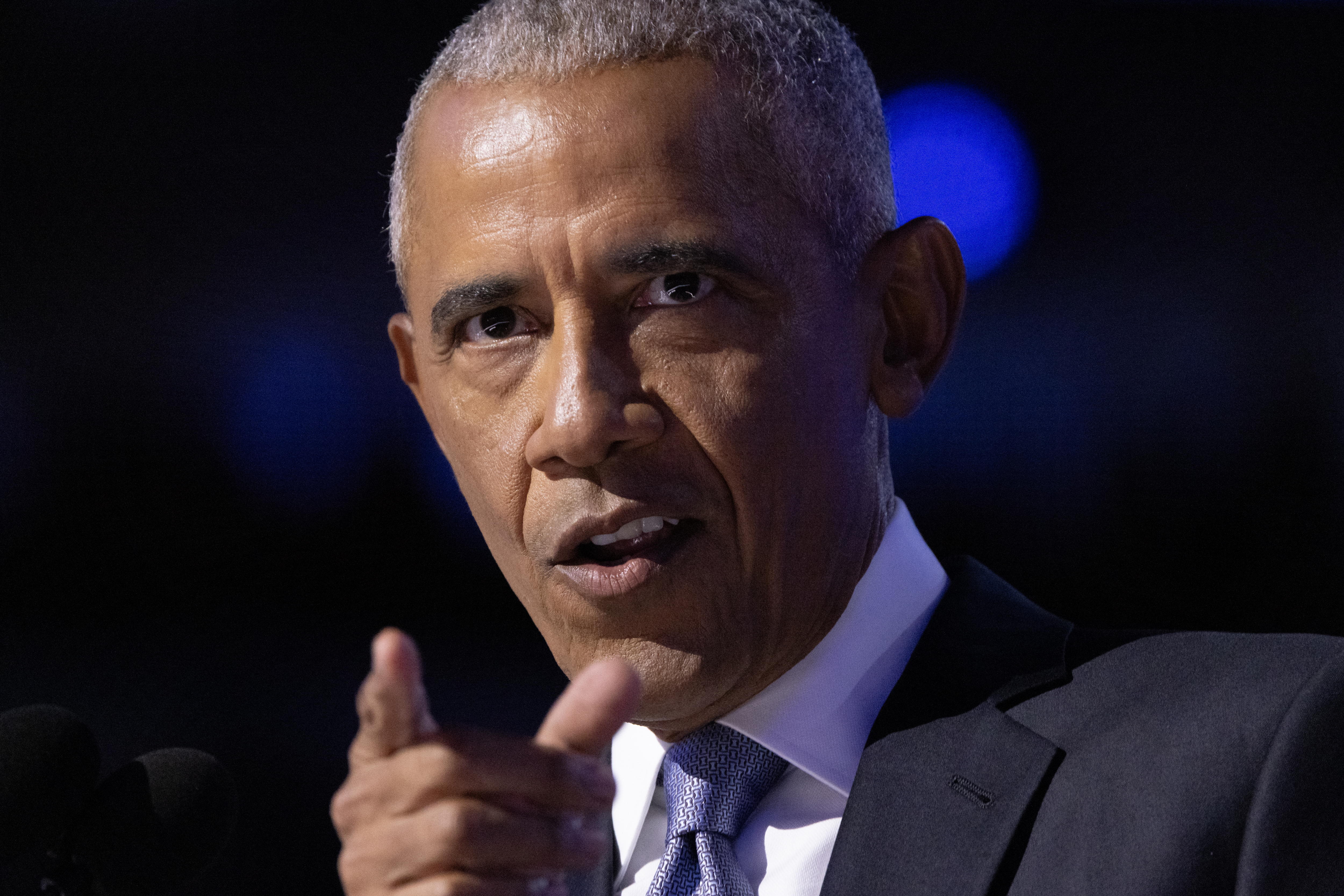 Chicago (United States), 20/08/2024.- Former US President Barack Obama delivers remarks during the second night of the Democratic National Convention (DNC) at the United Center in Chicago, Illinois, USA, 20 August 2024. The 2024 Democratic National Convention is being held from 19 to 22 August 2024, during which delegates of the United States' Democratic Party will vote on the party's platform and ceremonially vote for the party's nominee for president, Vice President Kamala Harris, and for vice president, Governor Tim Walz of Minnesota, for the upcoming presidential election. (Estados Unidos) EFE/EPA/MICHAEL REYNOLDS