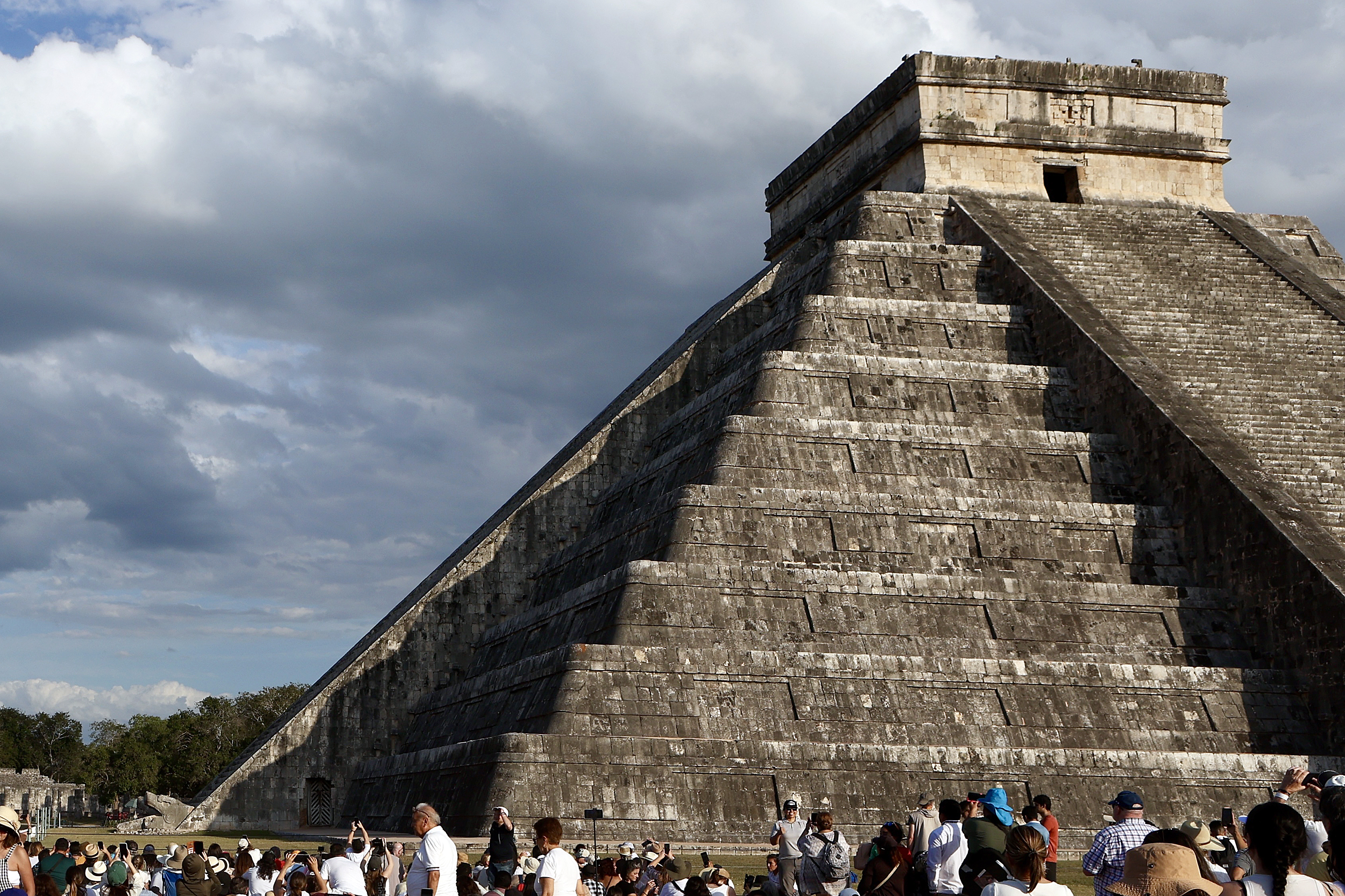 MEX7174. MÉRIDA (MÉXICO), 20/03/2025.- Turistas y visitantes se reúnen para observar el descenso de Kukulcán este jueves, en Chichén Itzá, en la ciudad de Mérida, Yucatán (México). Miles de personas disfrutaron durante el equinoccio del comienzo de la primavera, el descenso de Kukulcán, el fenómeno arqueológico-astronómico que ocurre dos veces al año en el castillo de la zona arqueológica mexicana de Chichén Itzá, en medio de nuevos descubrimientos sobre este hecho. EFE/ Lorenzo Hernández