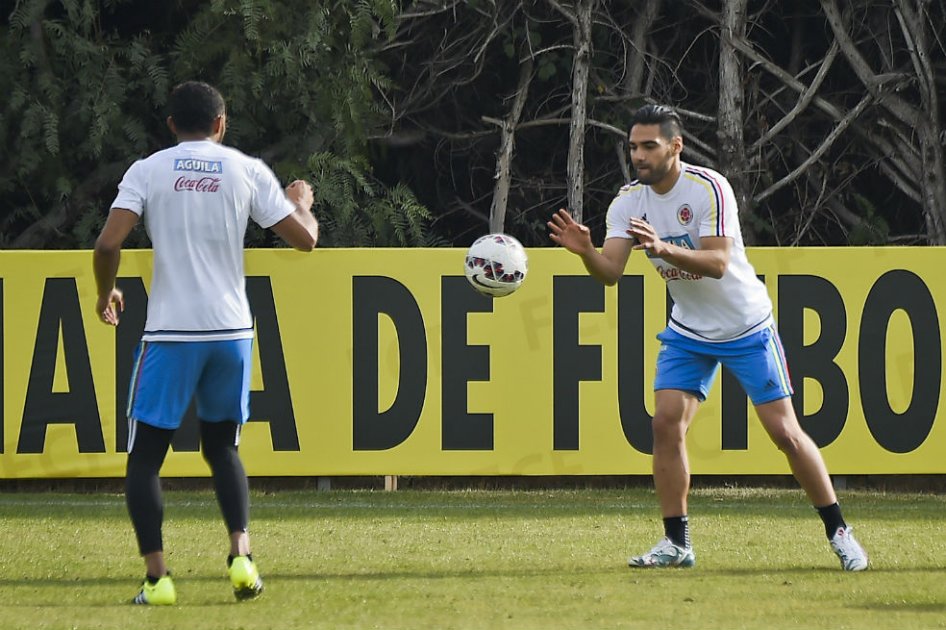 Con 22 jugadores, Colombia se entrenó de cara al partido con Argentina
