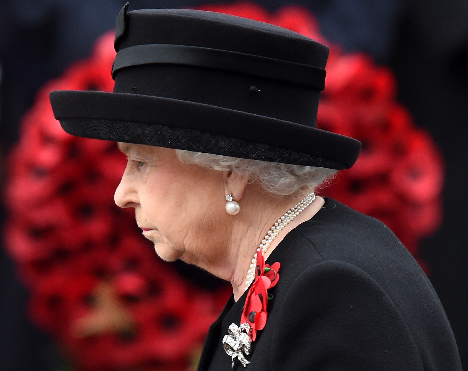 London (United Kingdom), 08/11/2015.- (FILE) - Britain's Queen Elizabeth II during the Remembrance Sunday ceremony at the Cenotaph in London, Britain, 08 November 2015 (reissued 08 September 2022). According to a statement issued by Buckingham Palace on 08 September 2022, Britain's Queen Elizabeth II has died at her Scottish estate, Balmoral Castle, on 08 September 2022. The 96-year-old Queen was the longest-reigning monarch in British history. (Reino Unido, Londres) EFE/EPA/FACUNDO ARRIZABALAGA