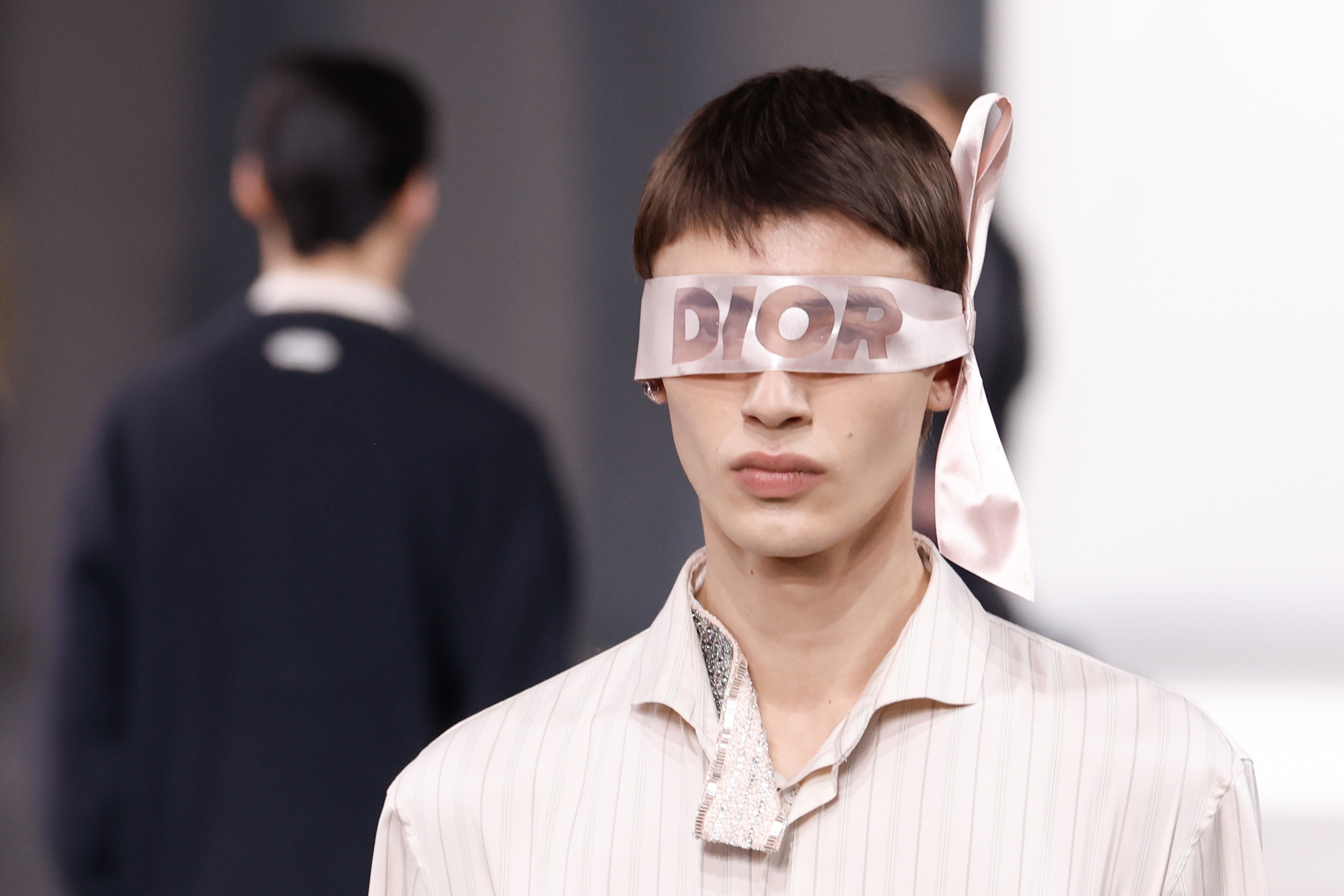Paris (France), 24/01/2025.- A model presents a creation by British designer Kim Jones for Dior fashion house of the Fall/Winter 2025-2026 collection at the Paris Fashion Week, in Paris, France, 24 January 2025. The men's collections are presented from 21 to 26 January 2025. (Moda, Francia) EFE/EPA/MOHAMMED BADRA
