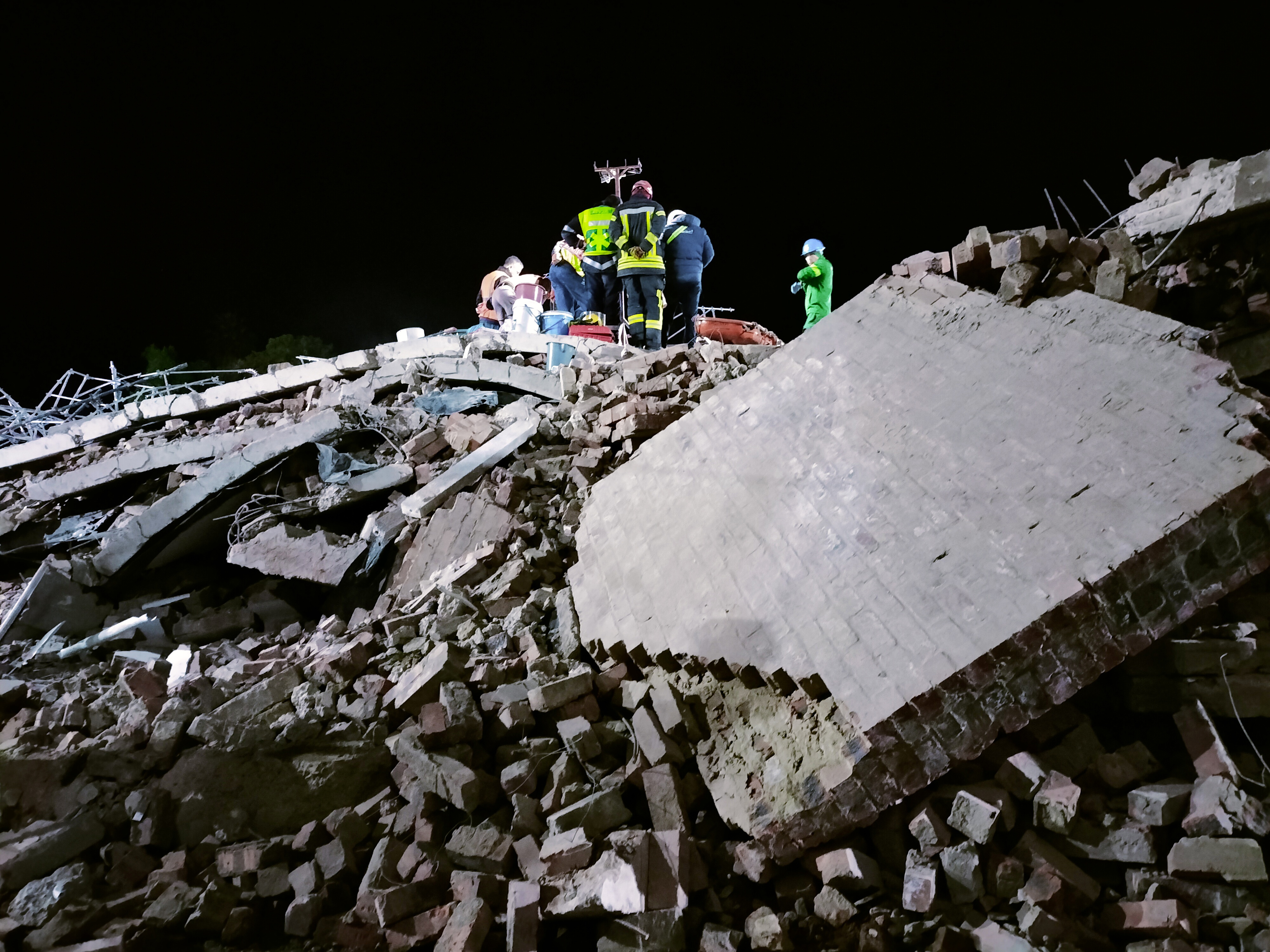 Seis muertos y 50 desaparecidos por el derrumbe de un edificio en Sudáfrica