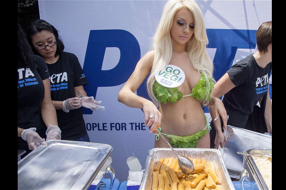 Con bikini de lechuga, modelo invita a no comer animales