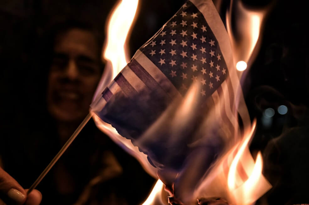 Protesta frente a la Embajada de EE. UU. en Bogotá contra injerencia en Venezuela