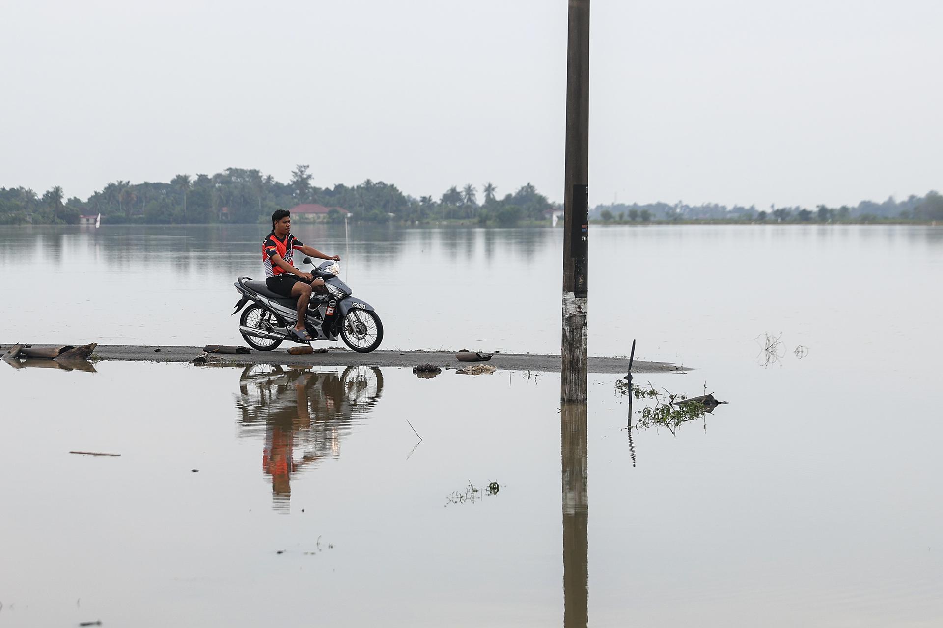 KANGAR (Malaysia), 28/11/2025.- A motorcyclist passes by floodwaters at the town of Kangar, state of Perlis, Malaysia, 28 November 2025. Earlier reports noted that rare tropical storm ‘Senyar’ was expected to bring persistent heavy rain and strong winds to the west coast of Peninsular Malaysia, raising the risk of several days of adverse weather. (tormenta, Malasia) EFE/EPA/FAZRY ISMAIL