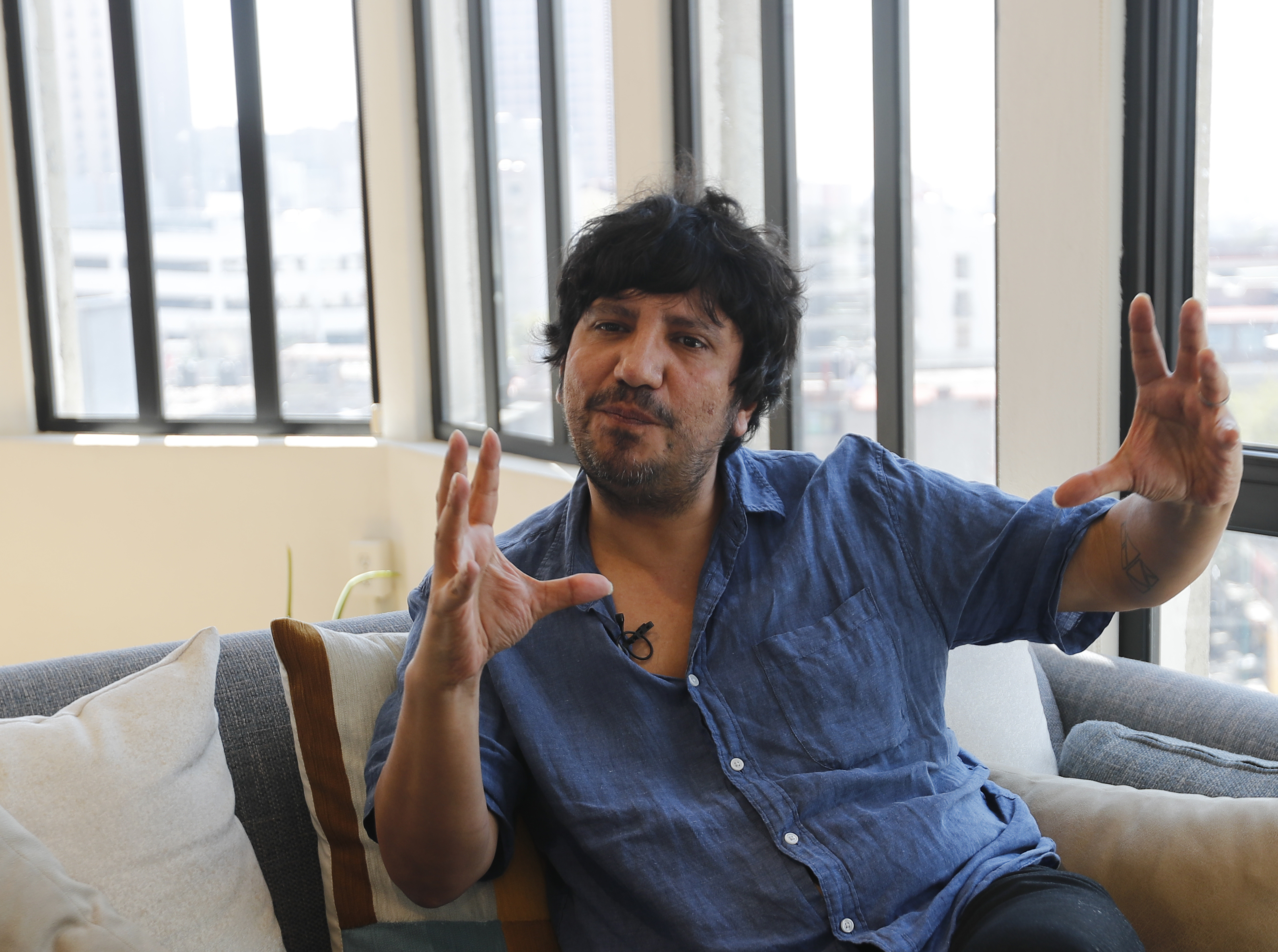 Alejandro Zambra: “Los escritores somos más bien personas que escribimos mal”