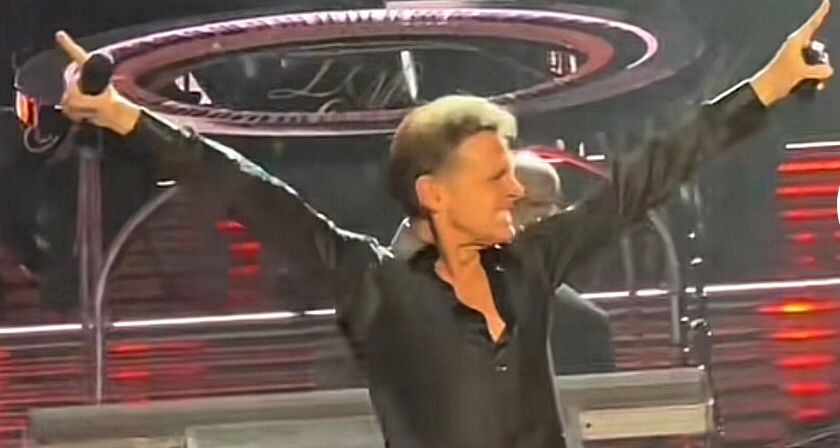 Luis Miguel sufrió inesperada caída en pleno concierto en México (video)