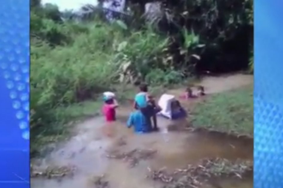 La única vía en El Porvenir, Bolívar, se inundó y se volvió un río