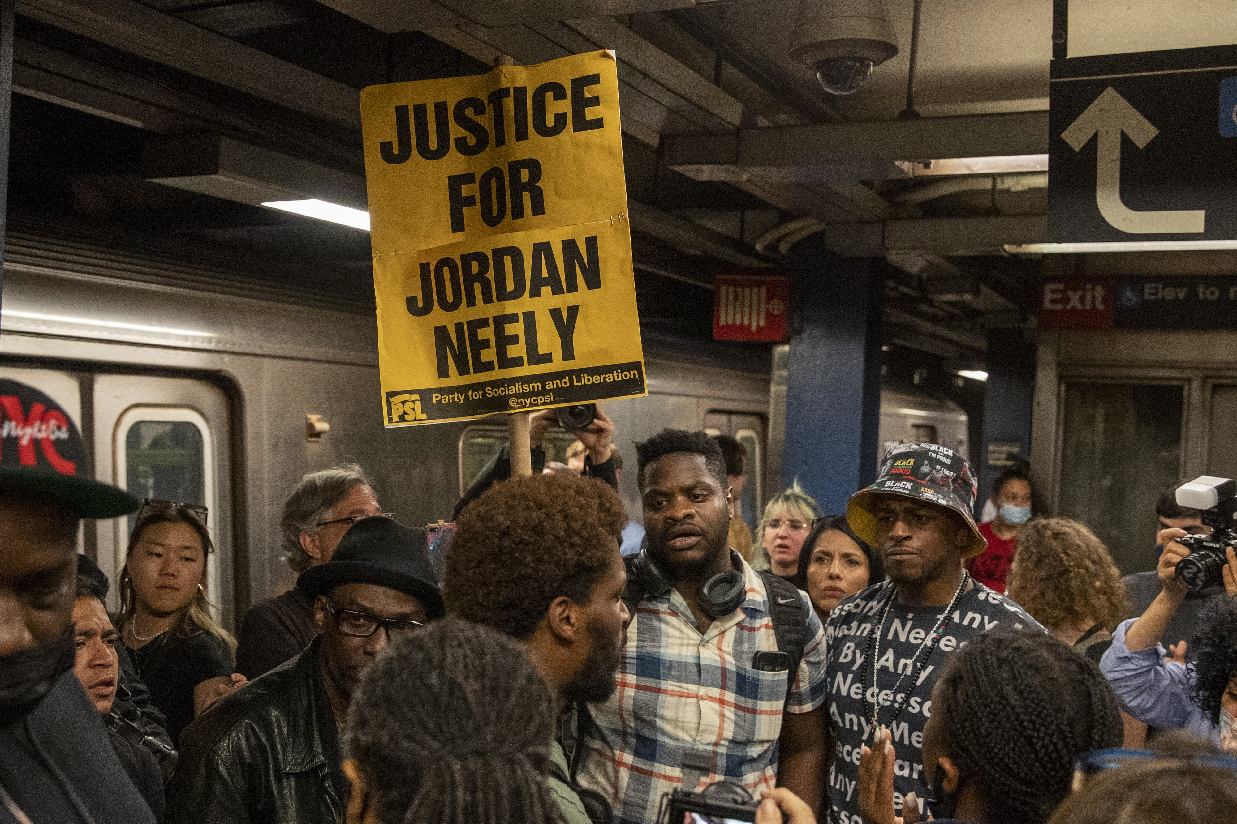 El metro de Nueva York y una calle de Texas: dos caras de la violencia en EE. UU.