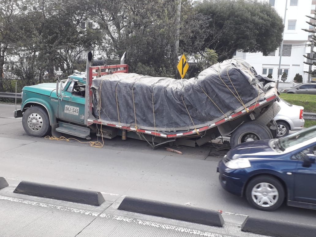 ¡A tomar desvíos! Trancón en la autopista Norte por un camión que colapsó por exceso de carga