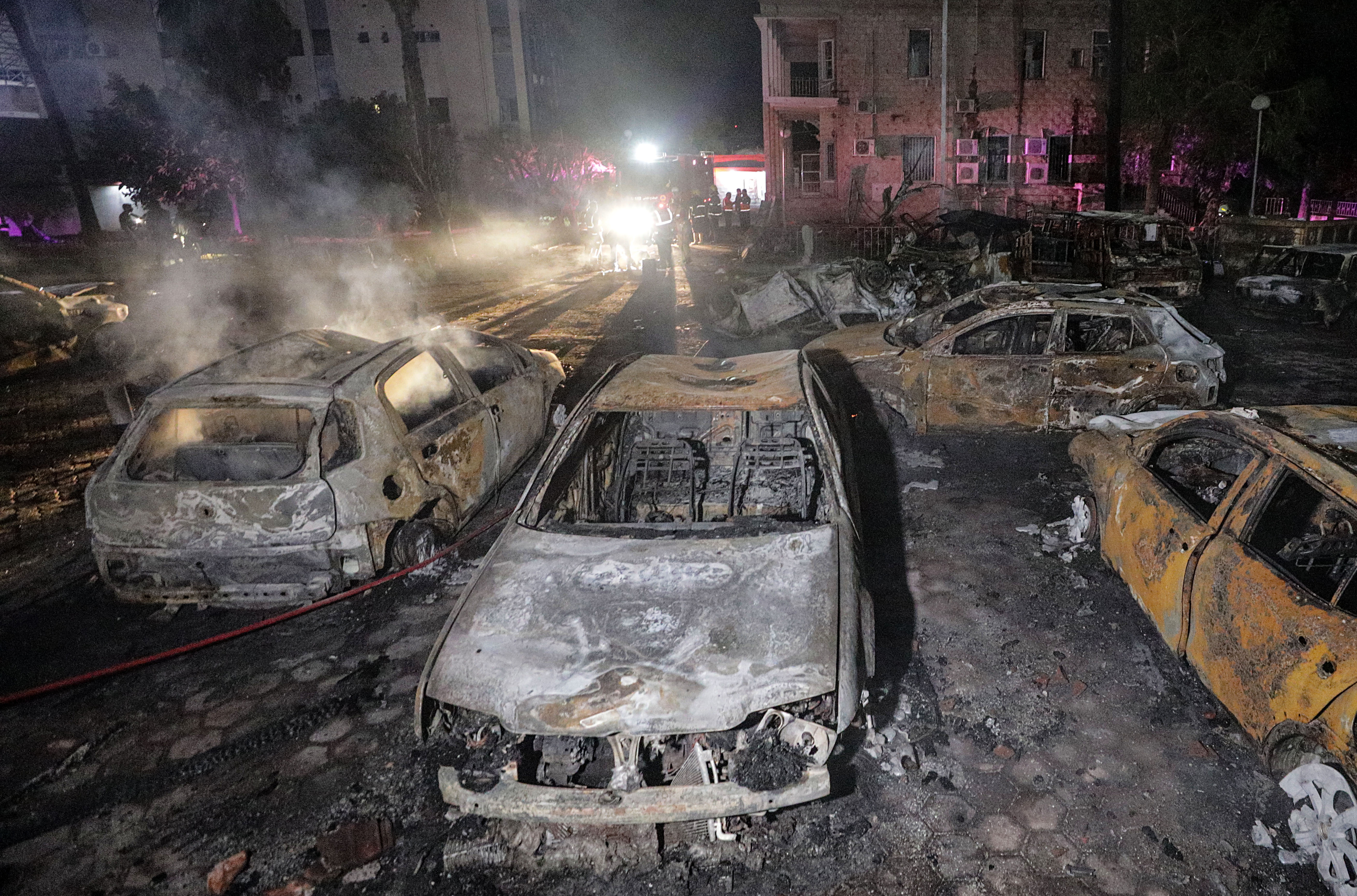 -FOTODELDIA- Gaza (PALESTINA), 17/10/2023.- Vista de los coches calcinados en el hospital de Al Ahli en la ciudad de Gaza. Un bombardeo israelí sobre un hospital de la ciudad de Gaza causó este martes al menos 500 muertos, confirmó a EFE una portavoz del Ministerio de Sanidad de la Franja, controlada por el grupo islamista Hamás. Supone la mayor masacre en el enclave de las cinco guerras que ha habido entre las milicias palestinas de Gaza e Israel desde 2008. EFE/ Mohammed Saber