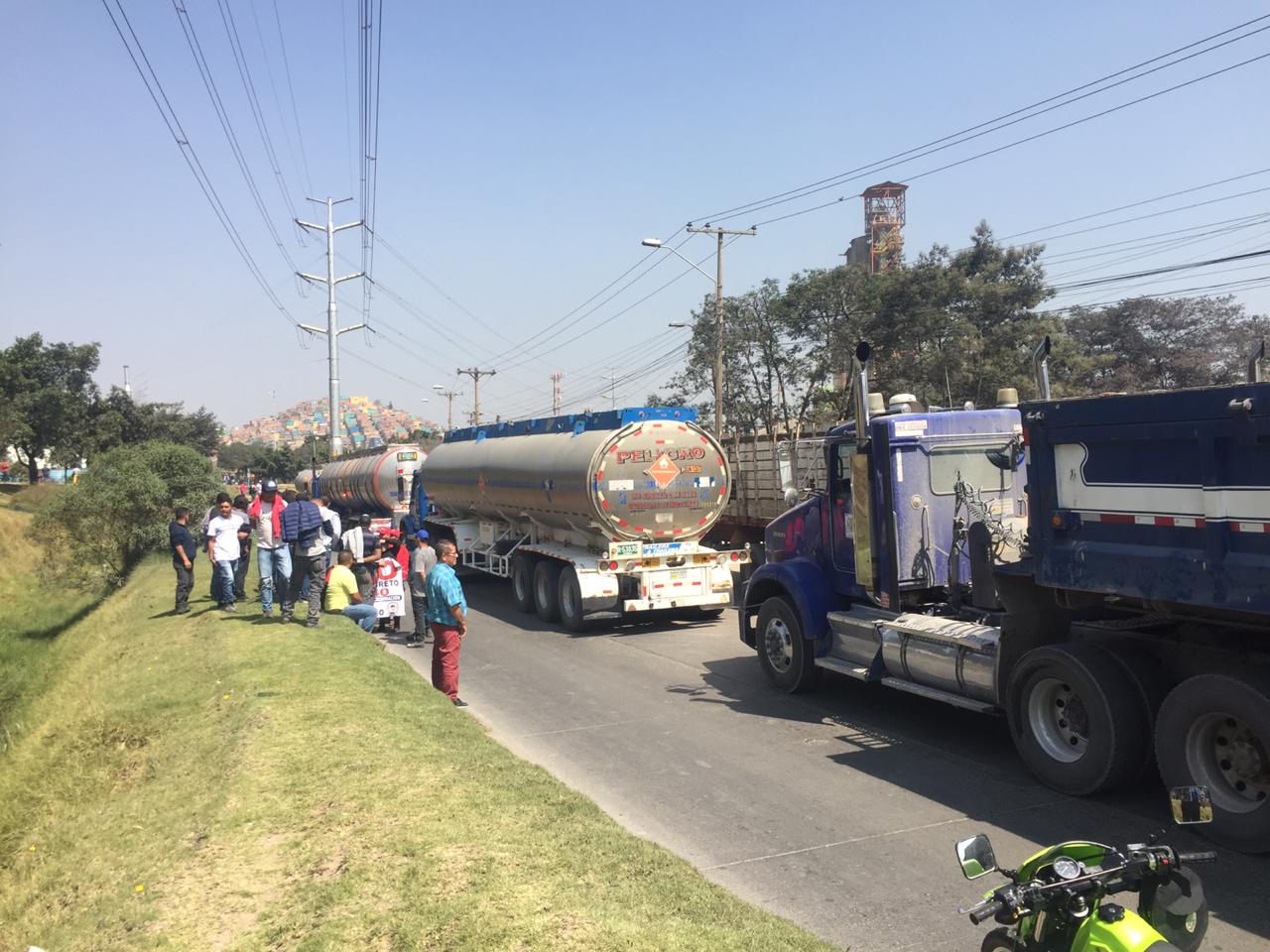 Camioneros protestan en desacuerdo con las medidas restrictivas que emitió el Distrito