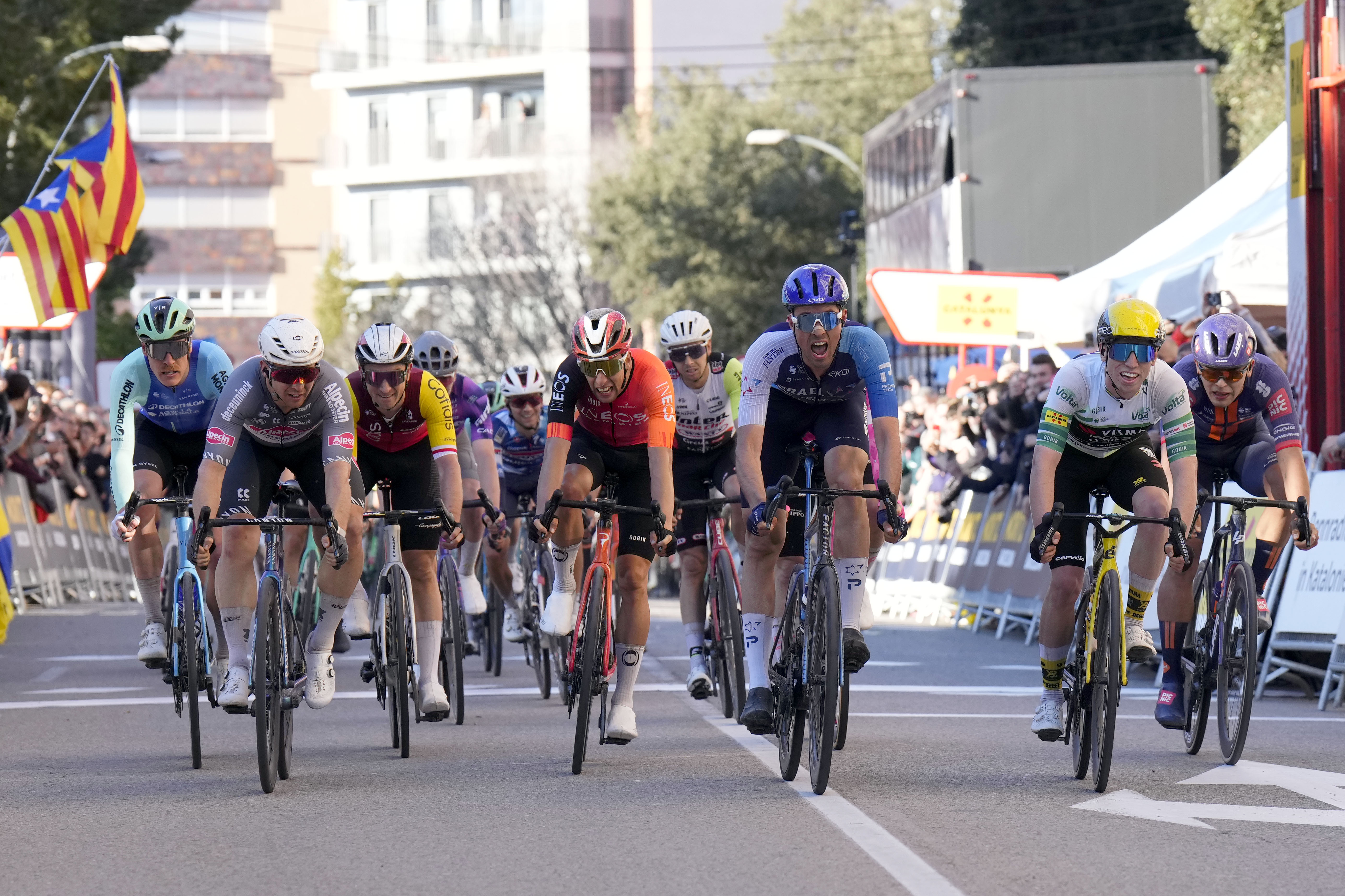 Ethan Vernon ganó la etapa 2 de la Vuelta a Cataluña: ¿y los colombianos?