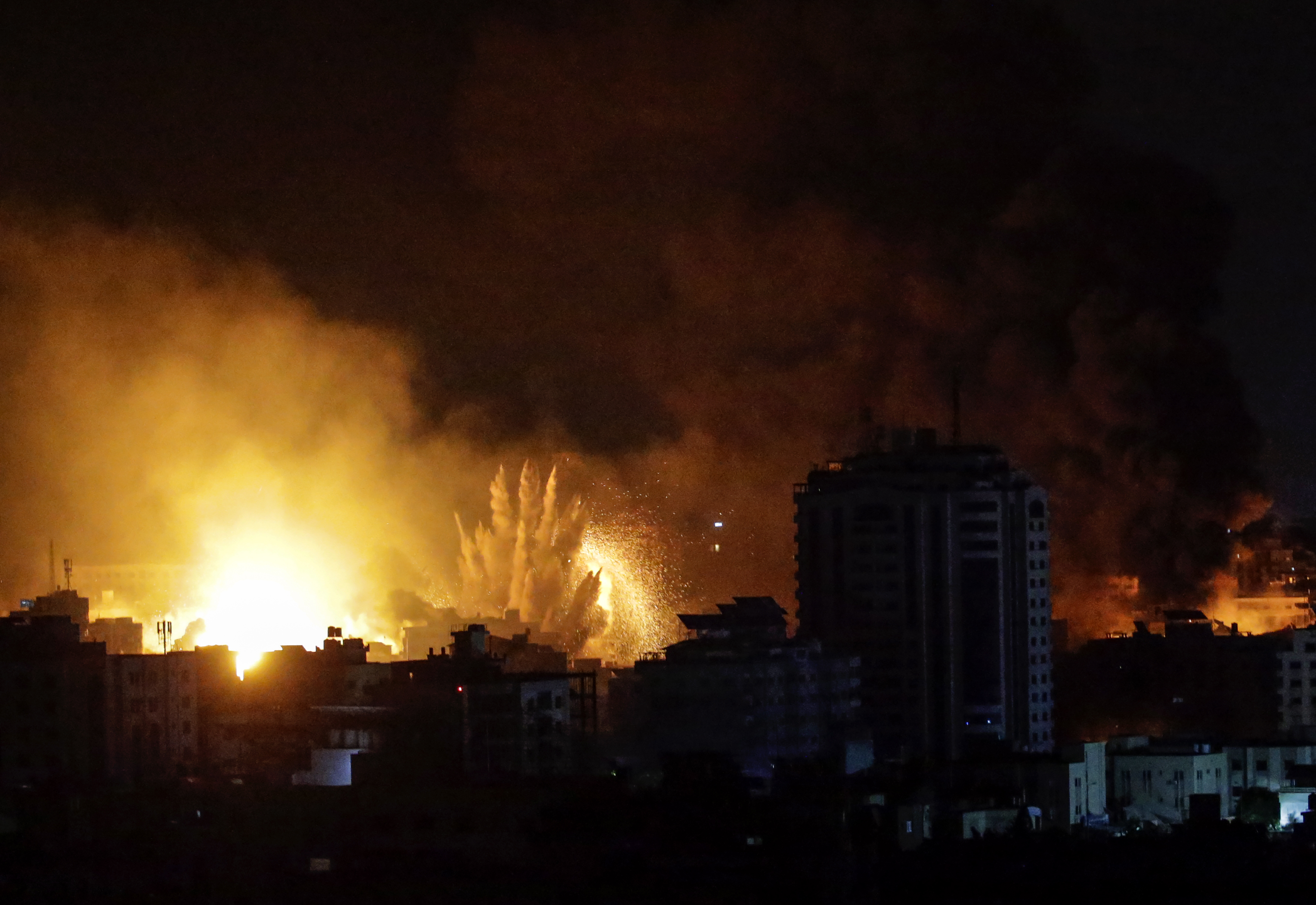 Gaza (---), 09/10/2023.- Smoke rises following an Israeli air strike on Gaza City, 09 October 2023. More than 700 Israelis were killed and over 2,000 were injured since the Islamist movement Hamas carried out an unprecedented attack on southern Israel on 07 October, the Israeli army said. According to Palestinian officials, more than 700 people were killed and nearly 4,000 were injured as a result of Israel'Äôs retaliatory raids and air strikes in the Palestinian enclave. (Laos) EFE/EPA/MOHAMMED SABER