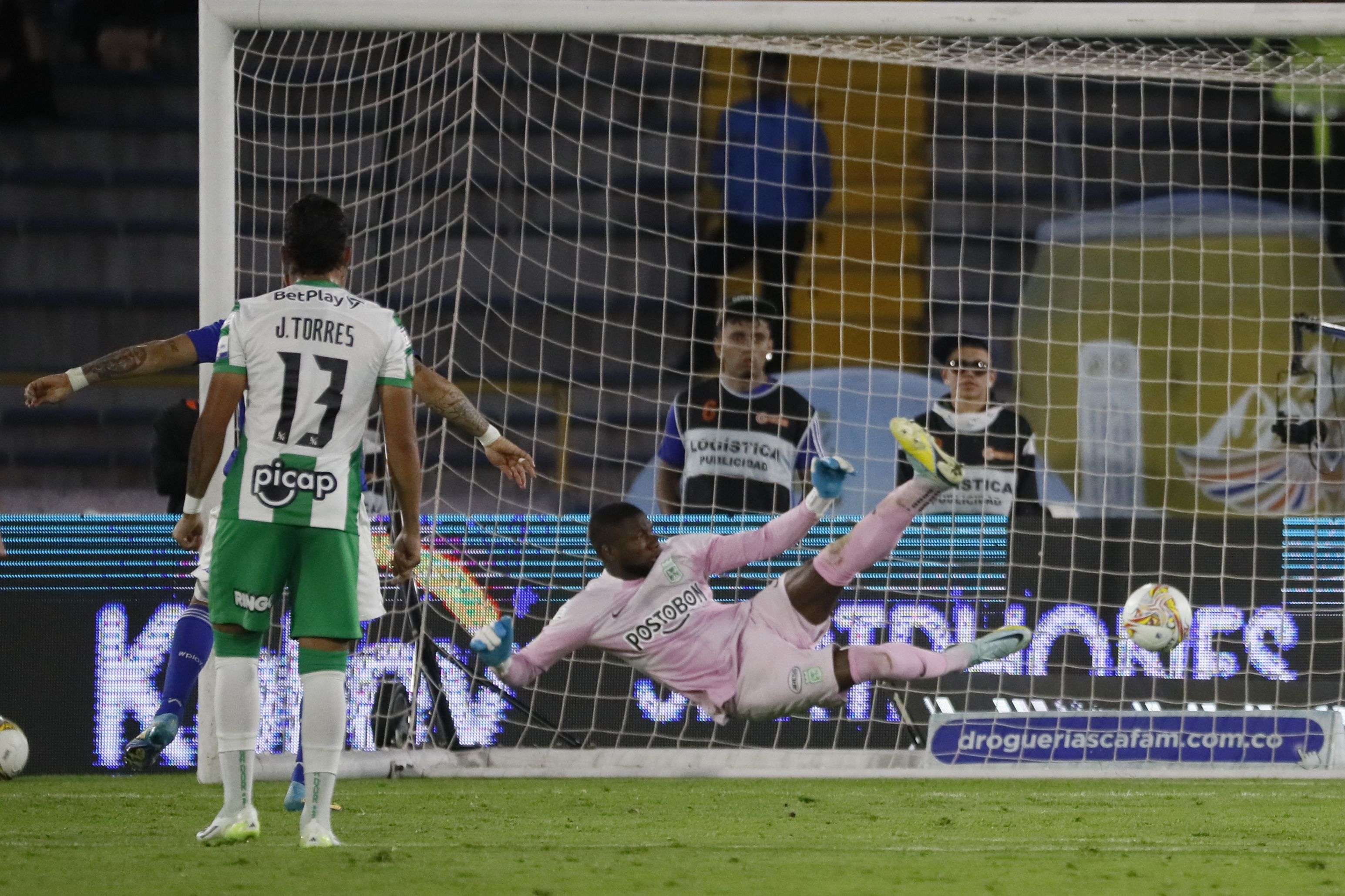 AMDEP2953. BOGOTÁ (COLOMBIA), 15/11/2023.- Harlen Castillo (c) portero de Nacional en un penalti hoy, en el partido de ida de la final la Copa Colombia ante Millonarios en el estadio El Campín en Bogotá (Colombia). EFE/ Carlos Ortega