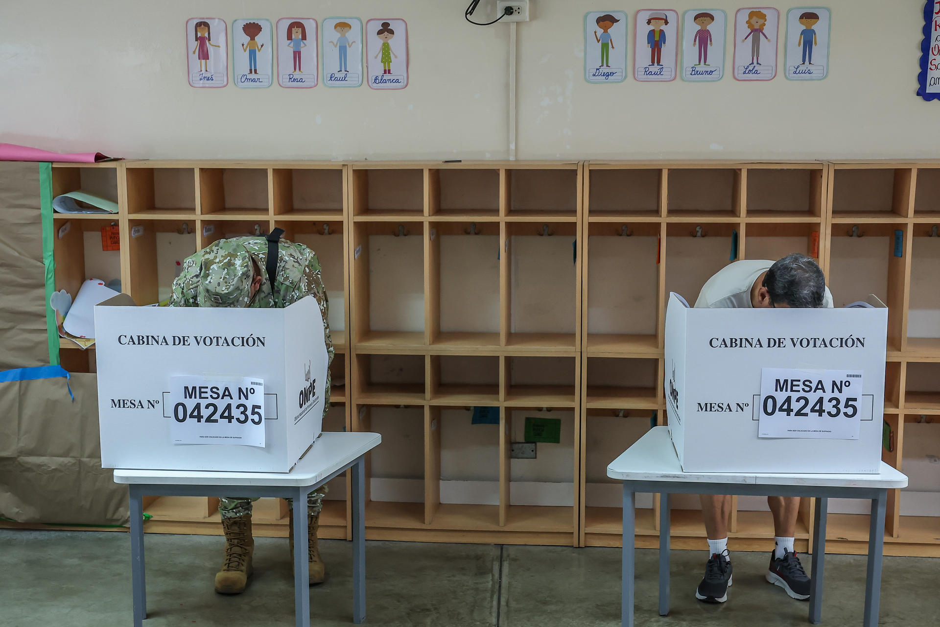 Perú votó en busca de estabilidad y seguridad, pero la jornada se empañó con irregularidades