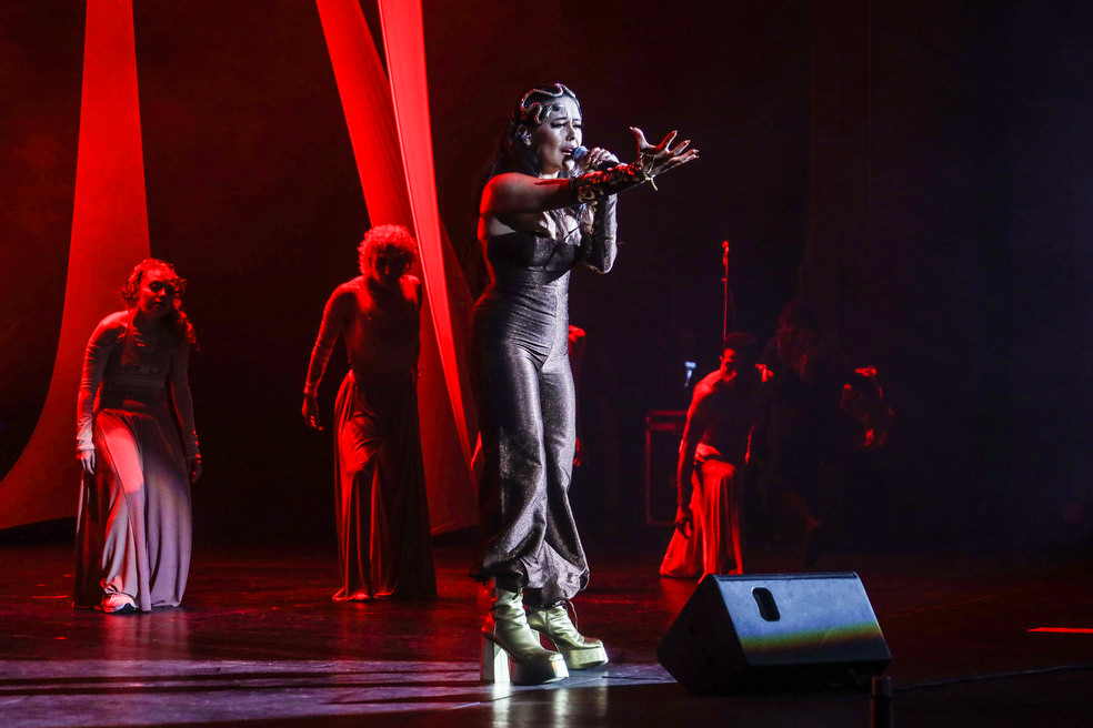 La ganadora del Grammy Latino Juliana Velásquez se lució en concierto con su novio