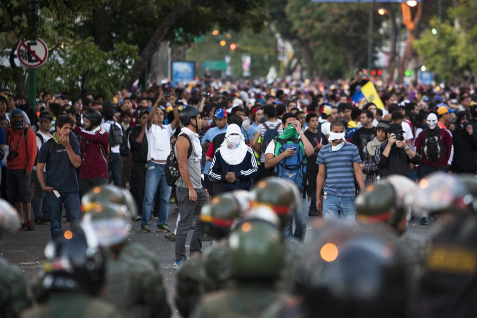 Cientos de personas se concentraron pacíficamente este domingo en el este de la capital venezolana para continuar con las manifestaciones contra el Gobierno venezolano y para exigir la libertad de los de los detenidos en las marchas que se han desarrollado a lo largo de la semana./ EFE