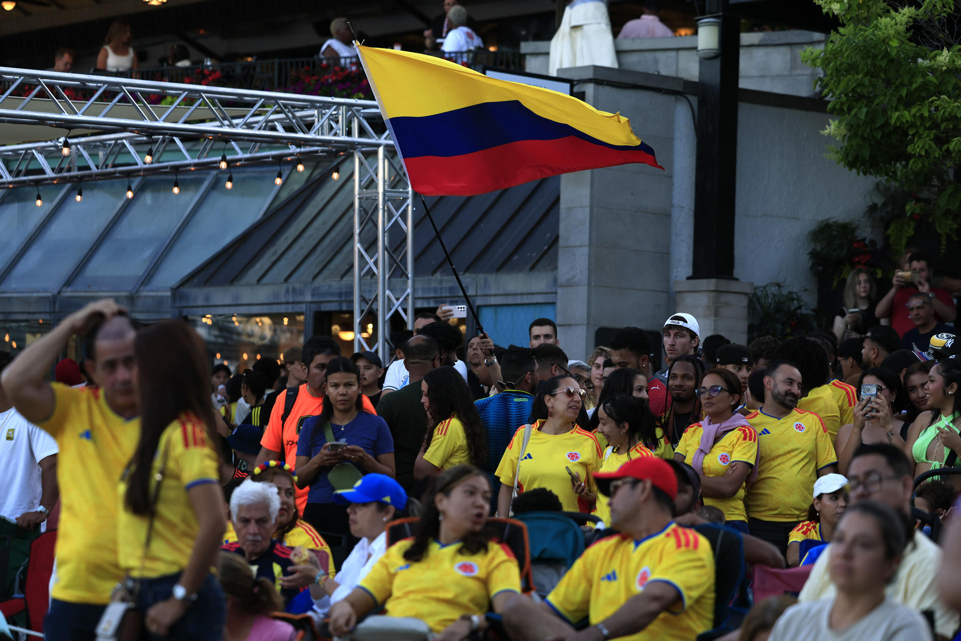 GR7475. TORONTO (CANADÁ), 28/06/2026.- Aficionados colombianos observan la transmisión del partido del grupo K del Mundial de la FIFA 2026 entre Colombia y Portugal este sábado, desde las Cataratas del Niágara en Toronto (Canadá). EFE/ Bienvenido Velasco
