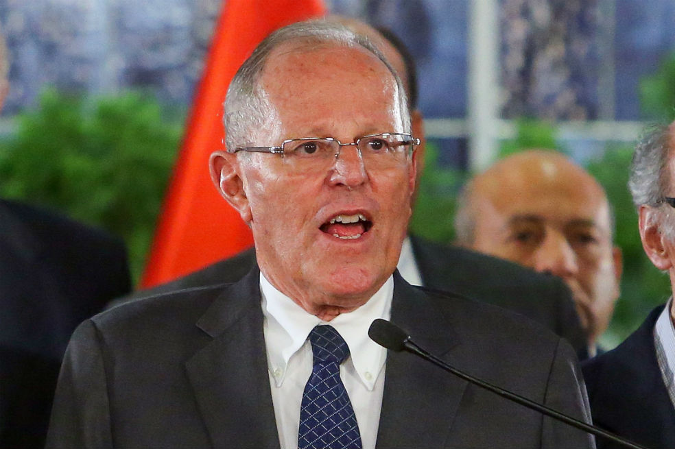 Kuczynski se mantiene en presidencia de Perú, agobiado por caso Odebrecht