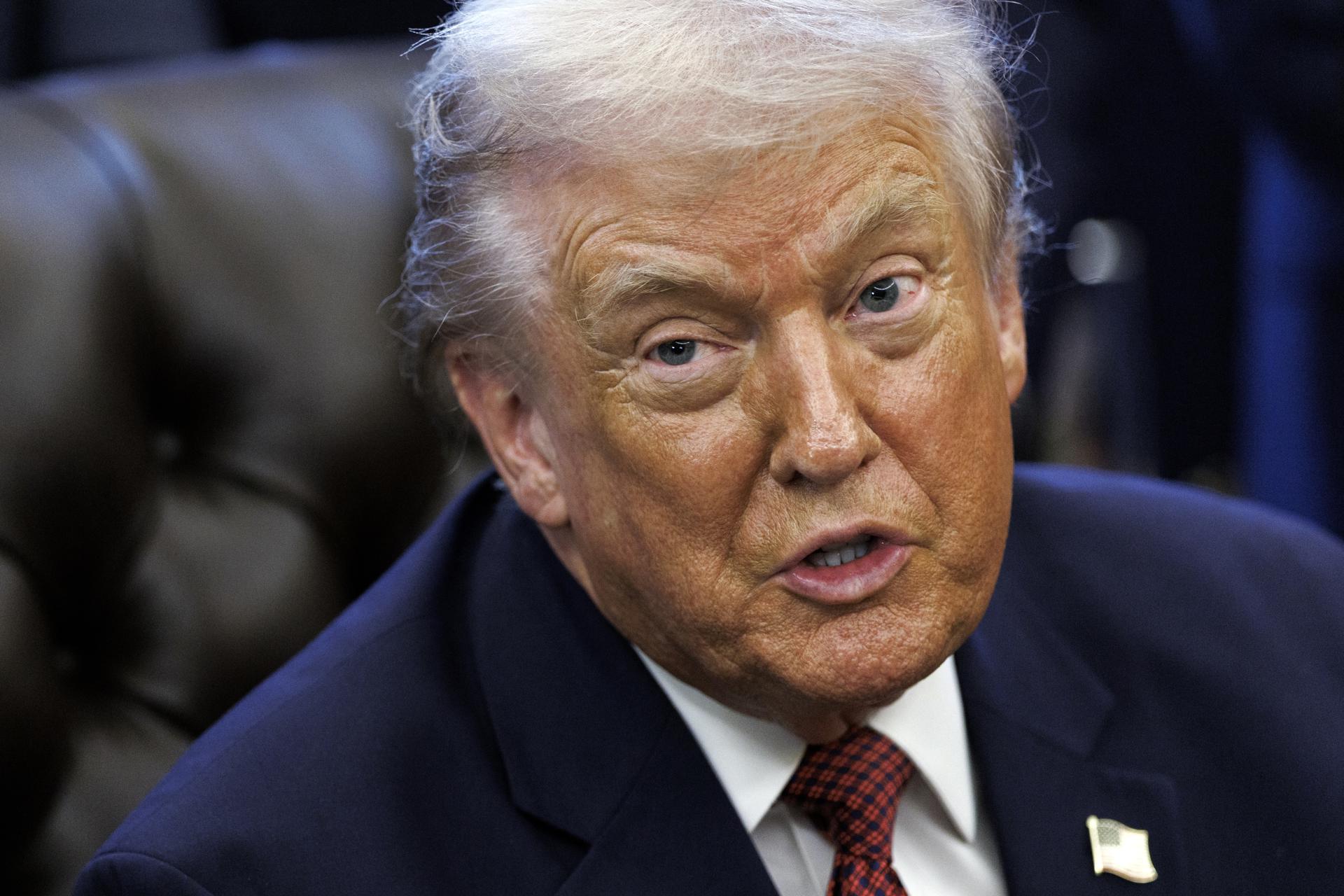 WASHINGTON (United States), 03/12/2025.- US President Donald Trump announces changes to new fuel economy standards, in the Oval Office, at the White House, Washington, DC USA, 03 December 2025. EFE/EPA/WILL OLIVER / POOL