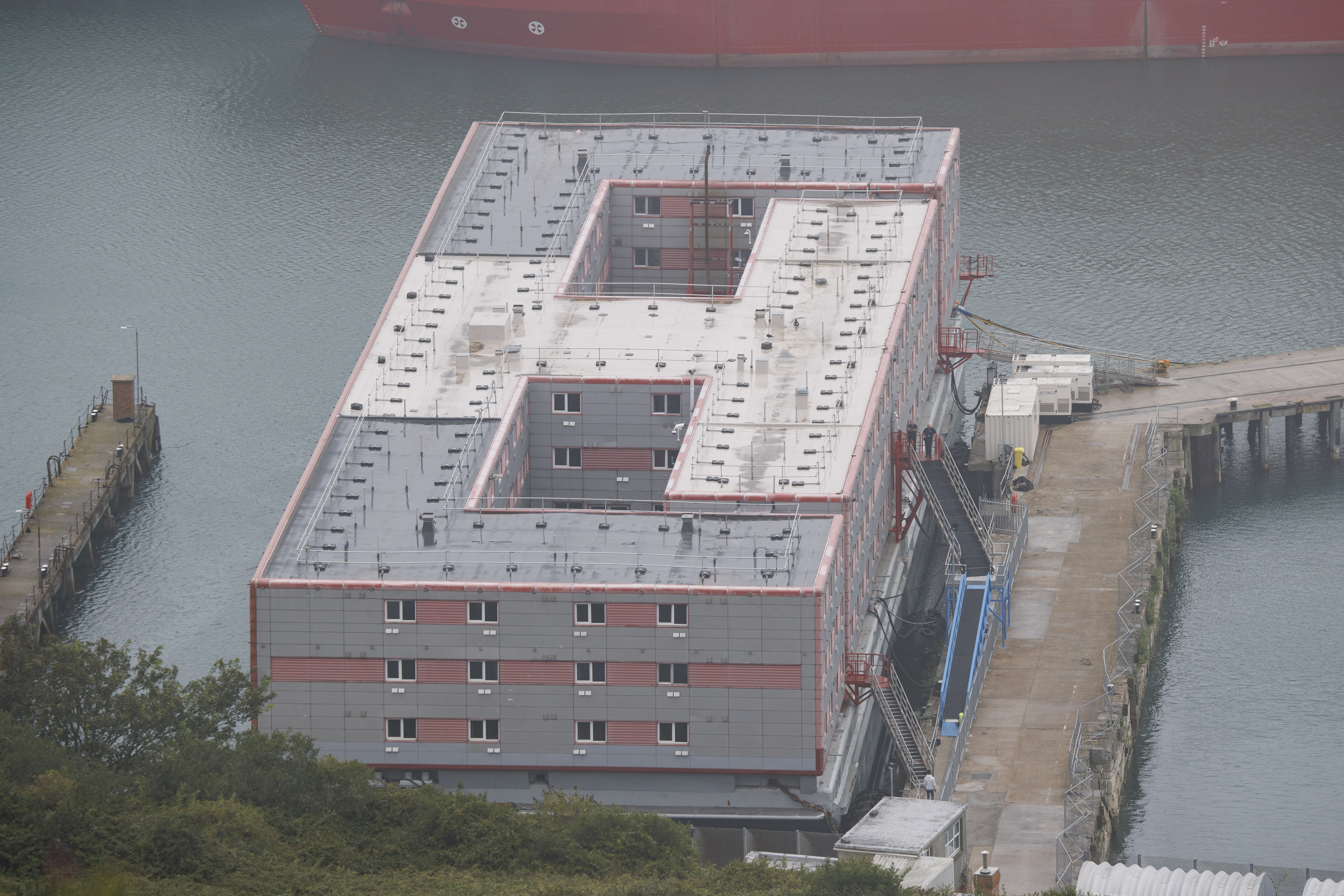 Reino Unido: evacúan “cárcel barco” para migrantes por presencia de bacteria