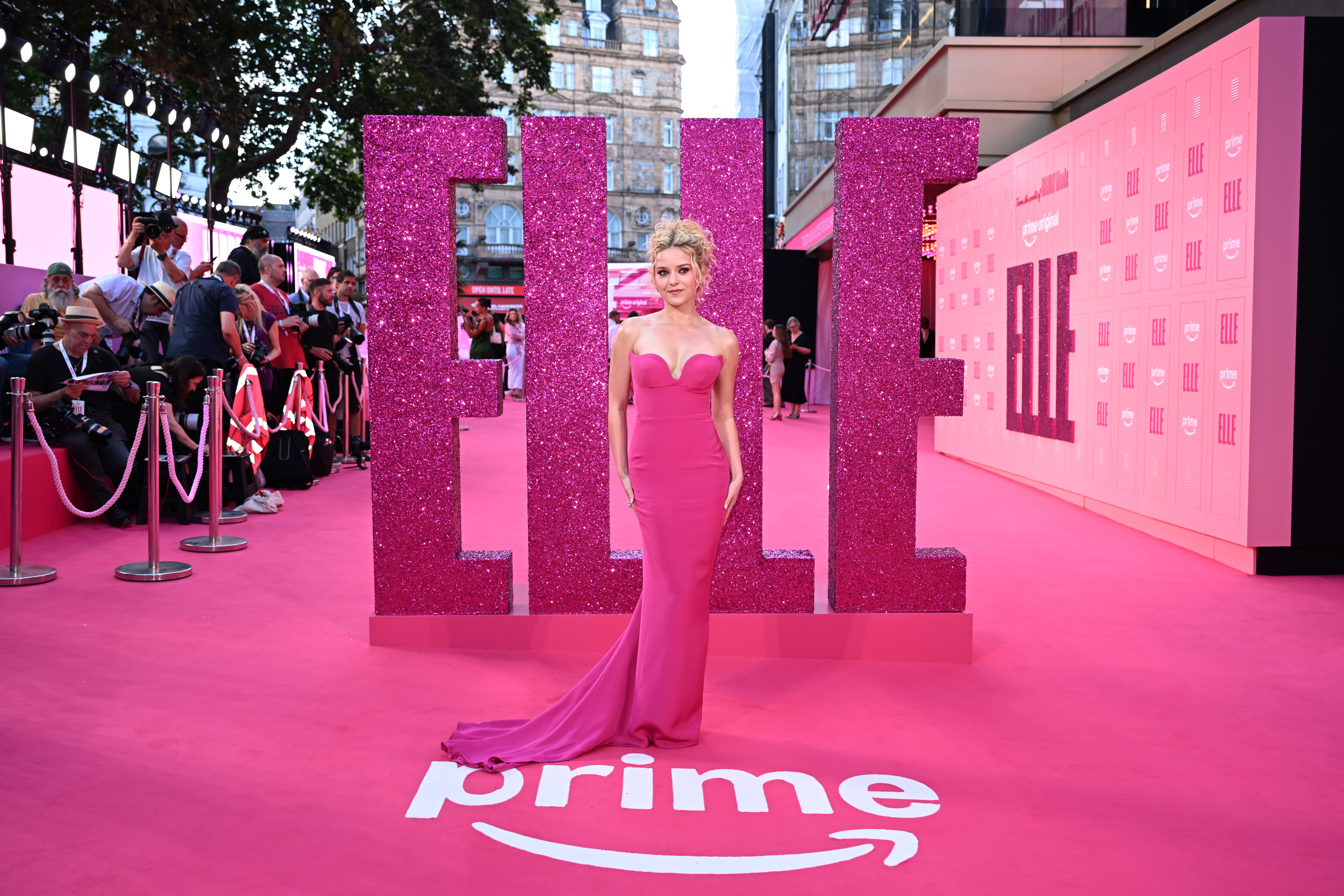 Lexi Minetree usó un vestido Stella McCartney que Reese Witherspoon había usado en la Met Gala del 2014. / Kate Green/Getty Images para Prime Video