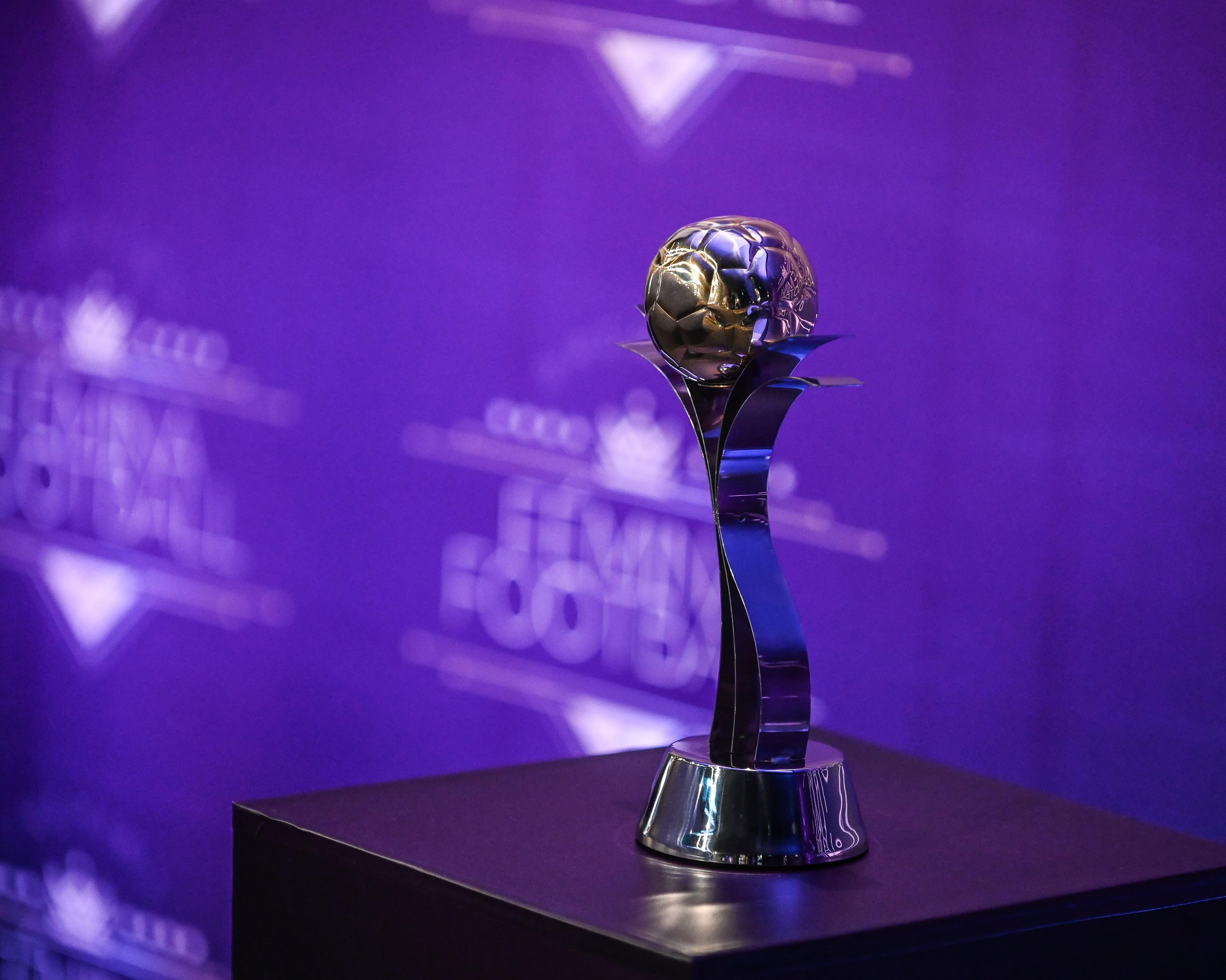Trofeo de la octava edición de los Premios Fémina Football.