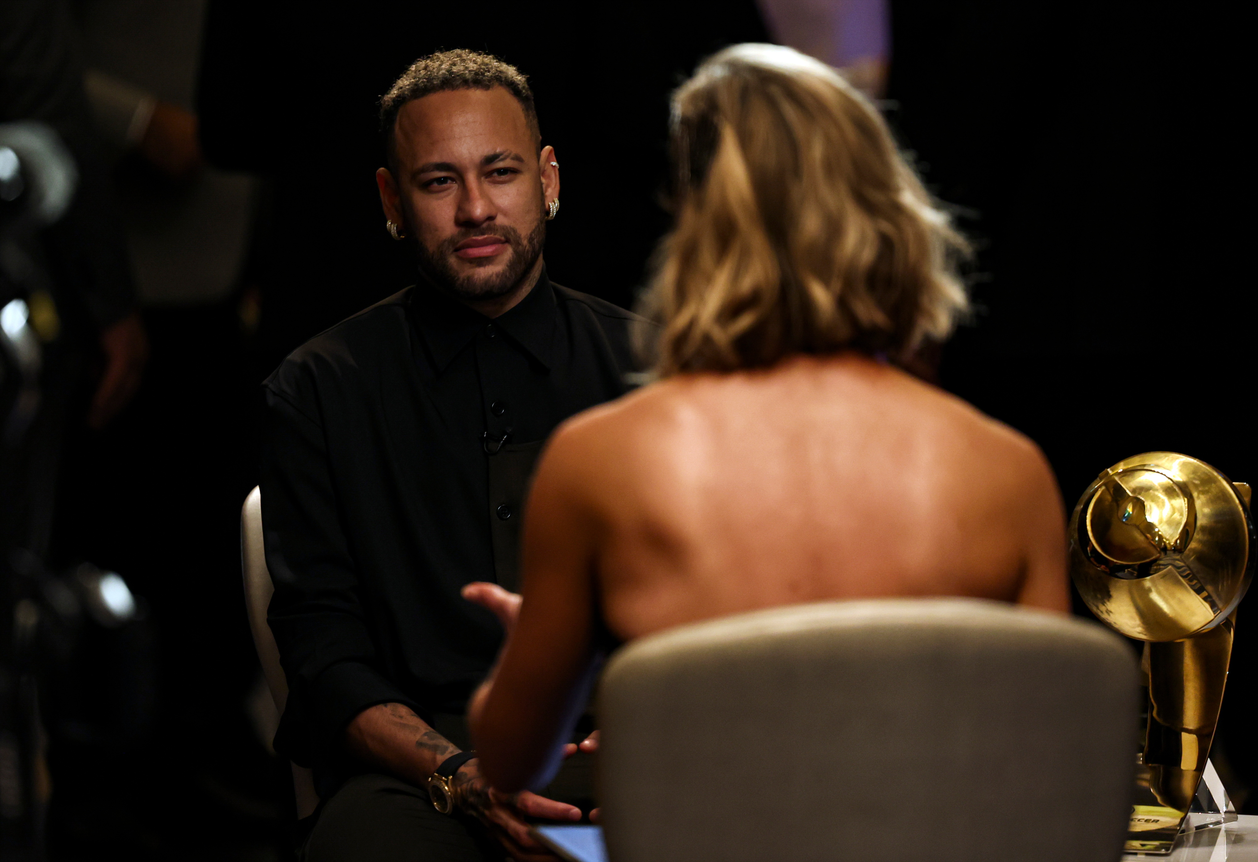Dubai (United Arab Emirates), 27/12/2024.- Al Hilal soccer player Neymar Jr. (L) of Brazil is interviewed after attending the Globe Soccer Dubai Awards 2024 Ceremony at the Luxury Hotel of Atlantis, The Palm in Dubai, United Arab Emirates, 27 December 2024. (Brasil, Emiratos Árabes Unidos) EFE/EPA/ALI HAIDER
