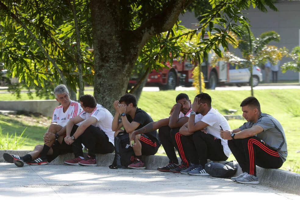 Jugadores de las inferiores de Flamengo se lamentan tras lo sucedido.  / EFE