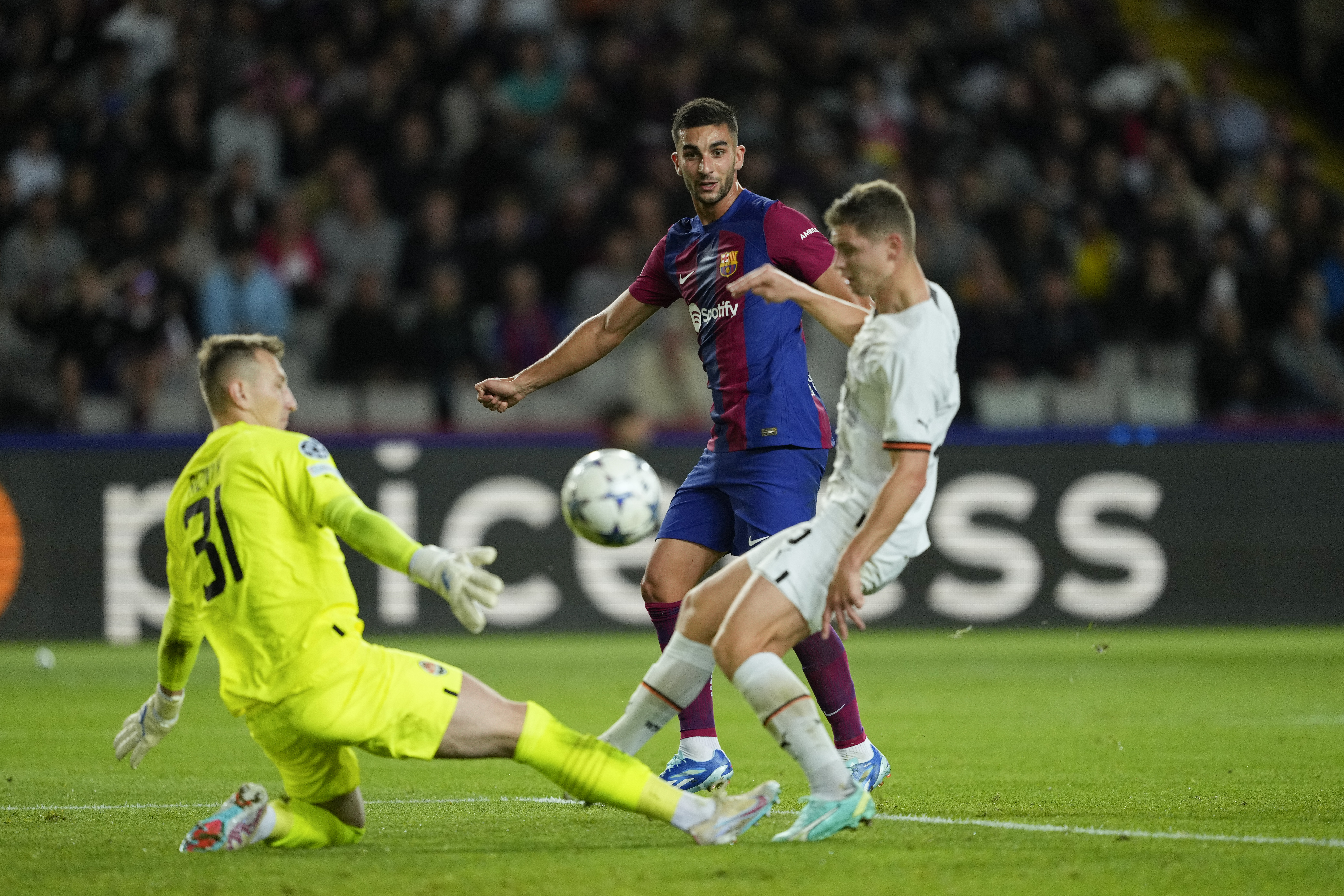 Barcelona sufrió para vencer al Shakhtar y mantuvo su pleno de victorias