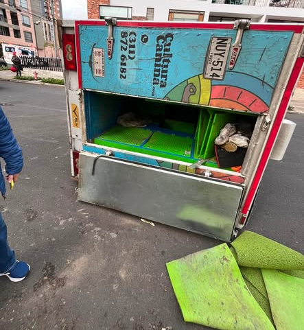 Furgón que transportaba perros se volcó tras choque múltiple en Usaquén