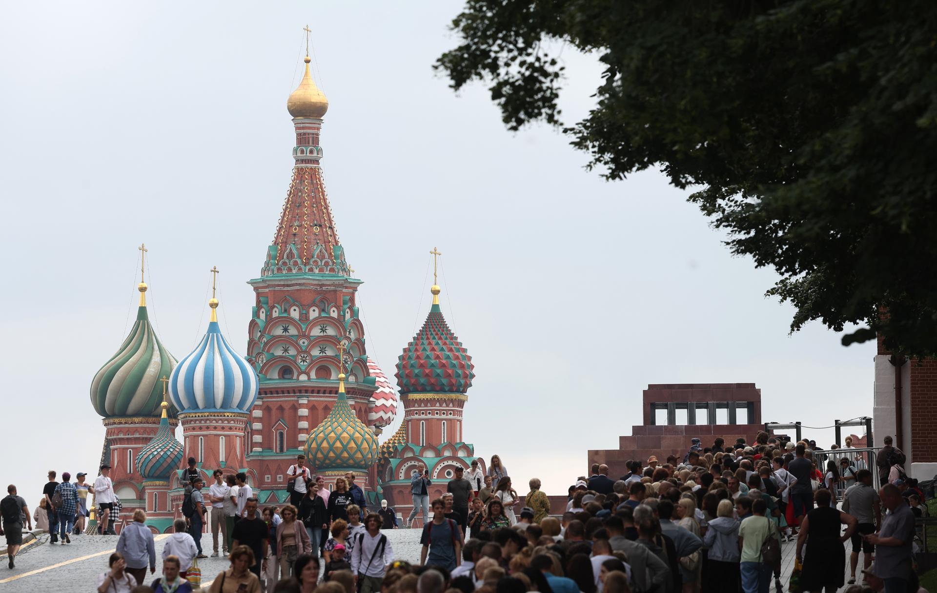 MOSCOW (Russian Federation), 16/07/2025.- People wait in line to visit Lenin's Mausoleum on the Red Square in Moscow, Russia, 16 July 2025. The Federal Security Service (FSB) announced the mausoleum will be closed to visitors starting on 19 July. (Rusia, Moscú) EFE/EPA/MAXIM SHIPENKOV