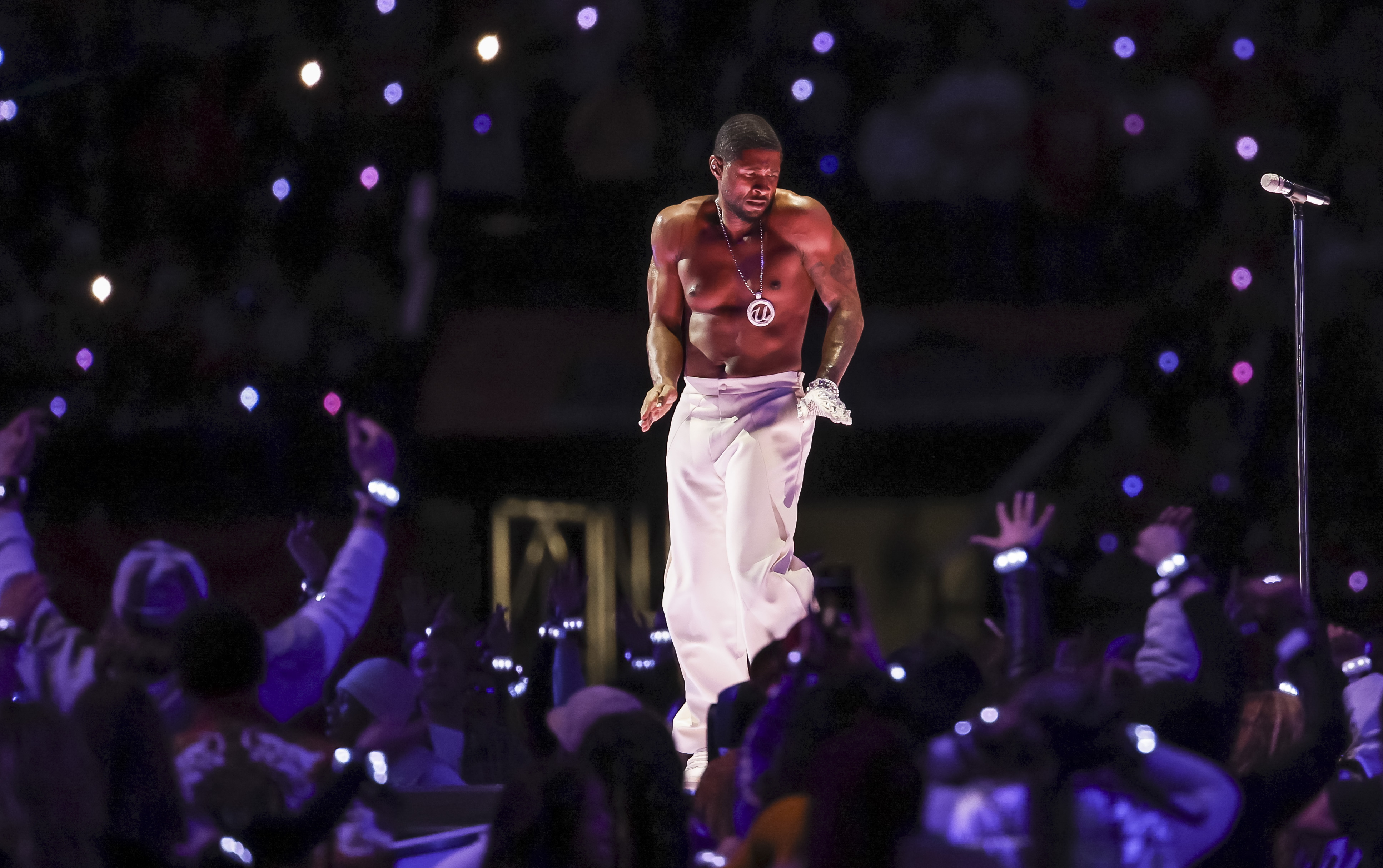 Las Vegas (United States), 12/02/2024.- US singer Usher performs during the halftime show of Super Bowl LVIII between the Kansas City Chiefs and the San Fransisco 49ers at Allegiant Stadium in Las Vegas, Nevada, USA, 11 February 2024. The Super Bowl is the annual championship game of the NFL between the AFC Champion and the NFC Champion and has been held every year since 1967. EFE/EPA/JOHN G. MABANGLO