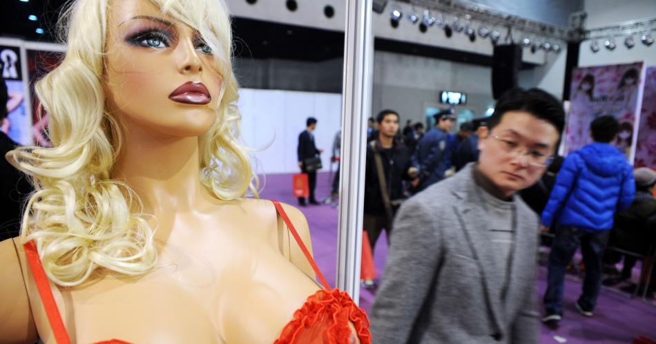 Victoria Wild, la modelo que invirtió una fortuna para lucir como una muñeca sexual