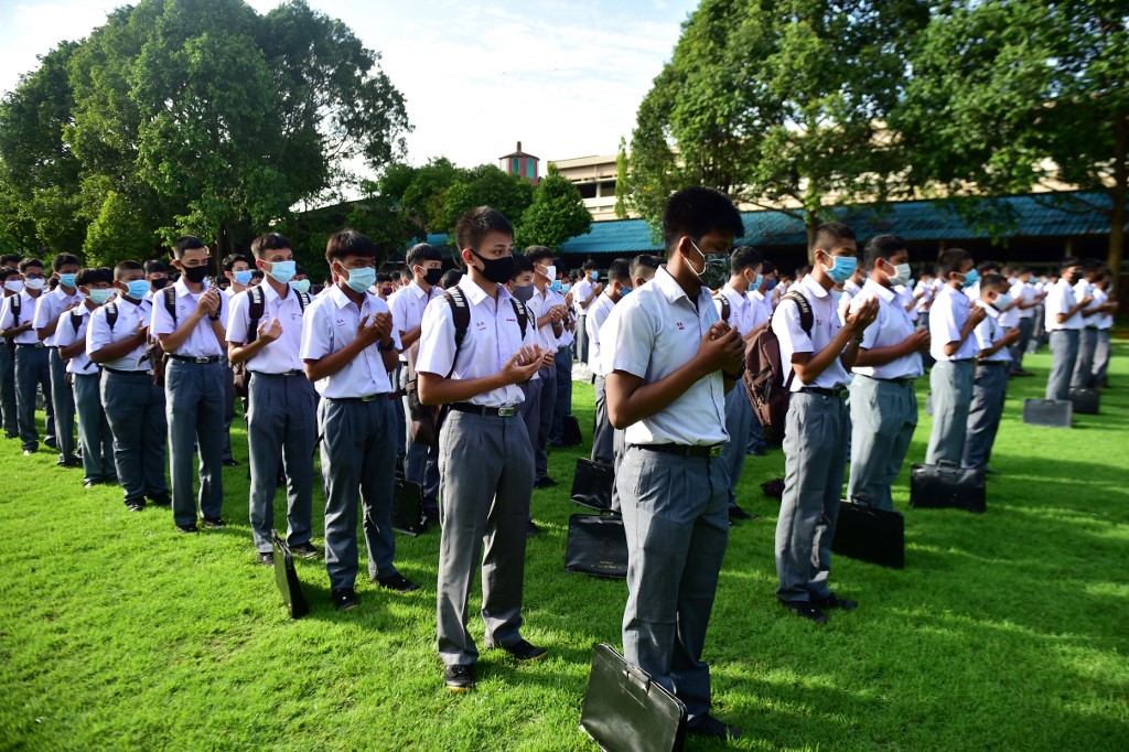 En una escuela musulmana en  la provincia de Narathiwa, Tailandia, los estudiantes rezan con tapabocas y conservando la distancia para prevenir el contagio del nuevo coronavirus.