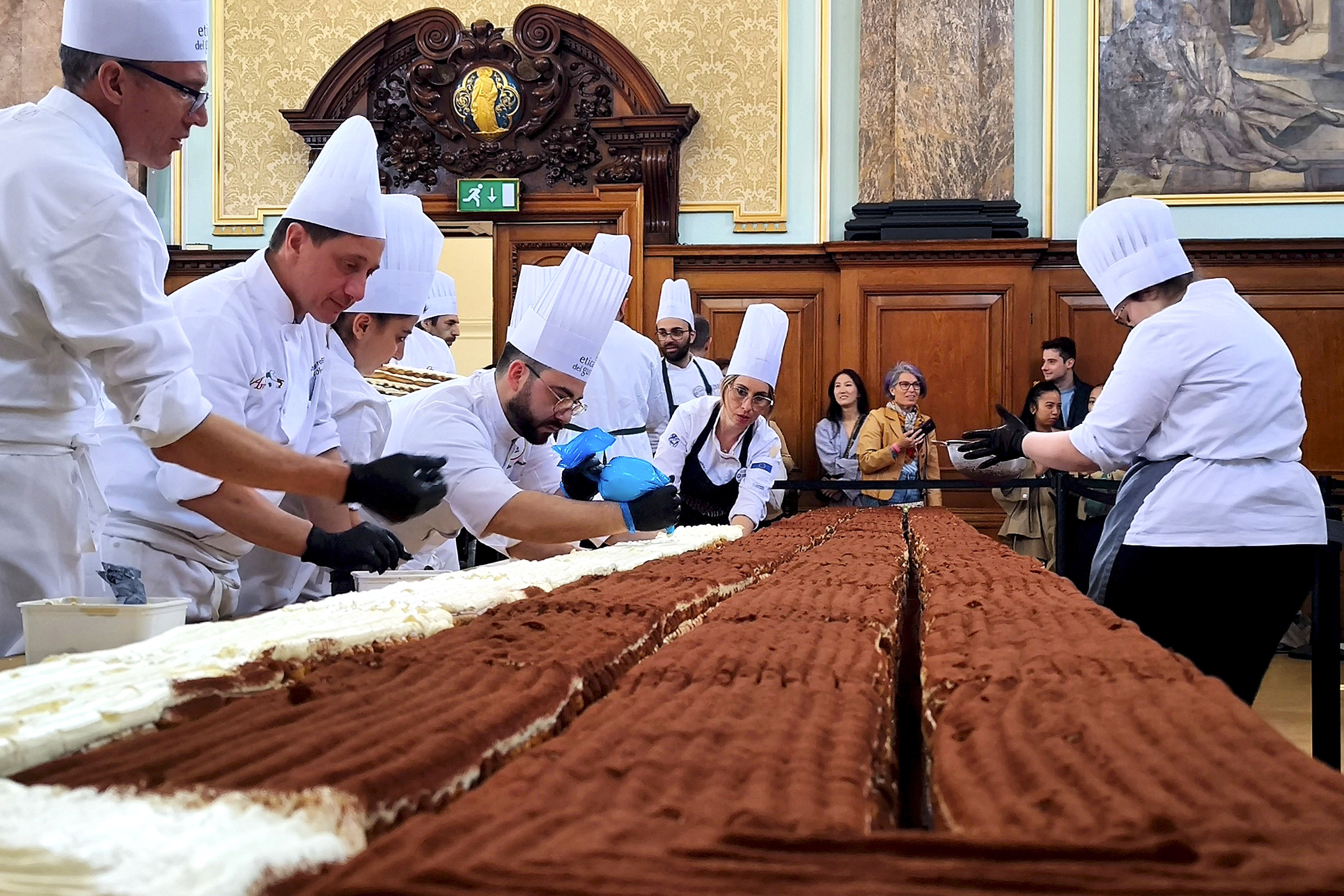 Un tiramisú de 440,58 metros de longitud fue reconocido este domingo con un récord Guinness al dulce de esta variedad más largo del mundo.