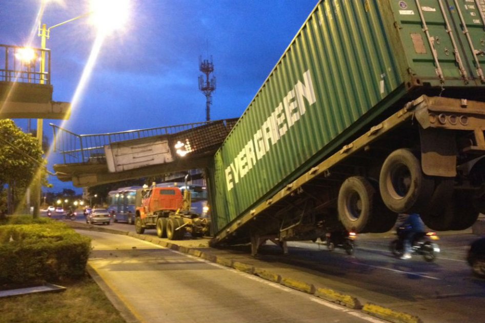Camión derribó puente peatonal en el sur de Cali