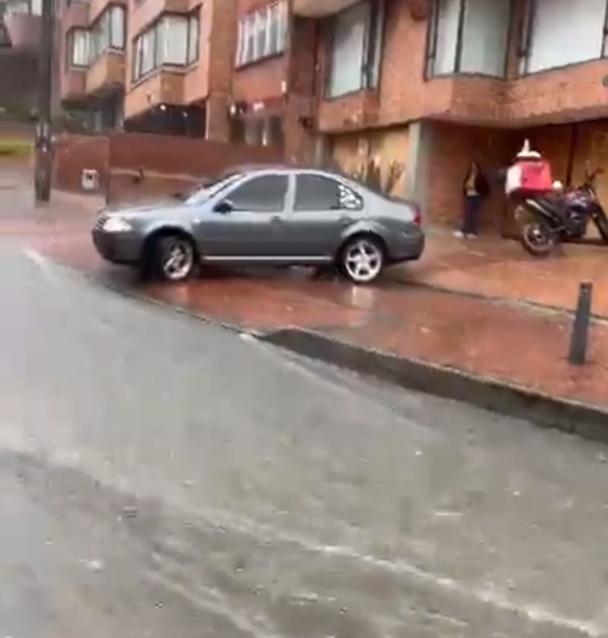 Fuertes lluvias en Bogotá dejan inundaciones, caída de árboles y problemas en la movilidad
