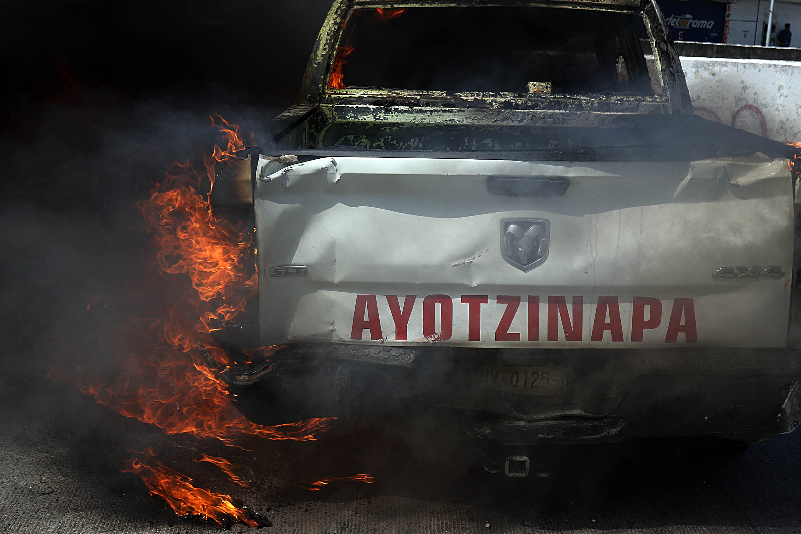 México: estudiantes de Ayotzinapa atacan con explosivos a la Fiscalía de Guerrero