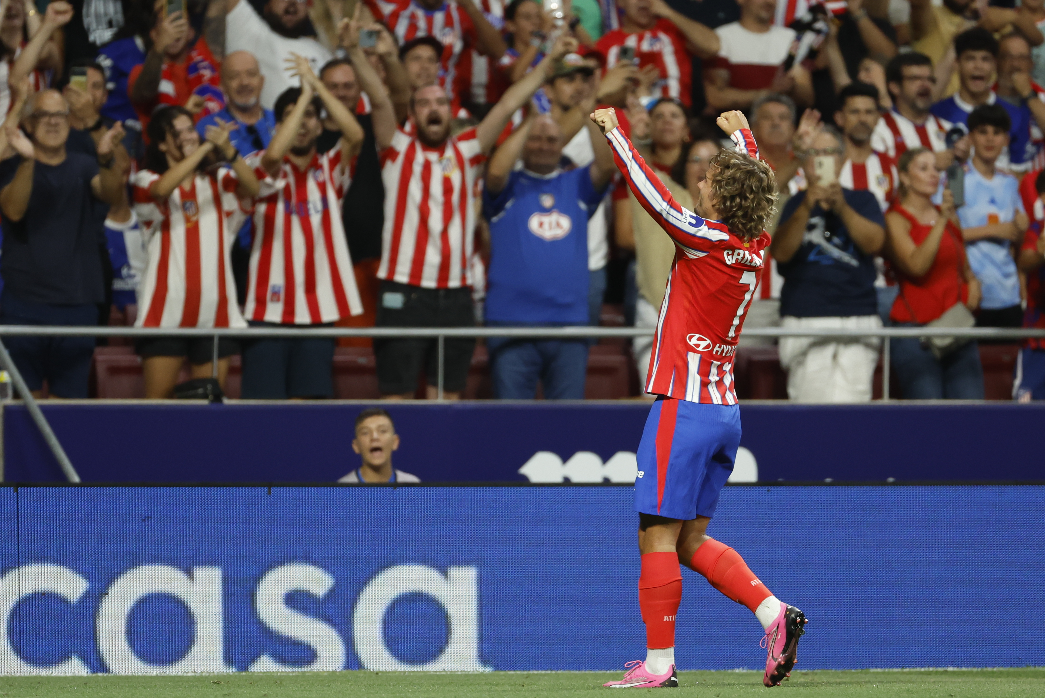 MADRID, 25/08/2024.- El delantero francés del Atlético de Madrid Antoine Griezmann celebra el gol marcado ante el Girona durante el partido de la segunda jornada de Liga de Primera División que Atlético de Madrid y Girona disputan esta tarde en el Civitas Metropolitano, en Madrid. EFE/Mariscal