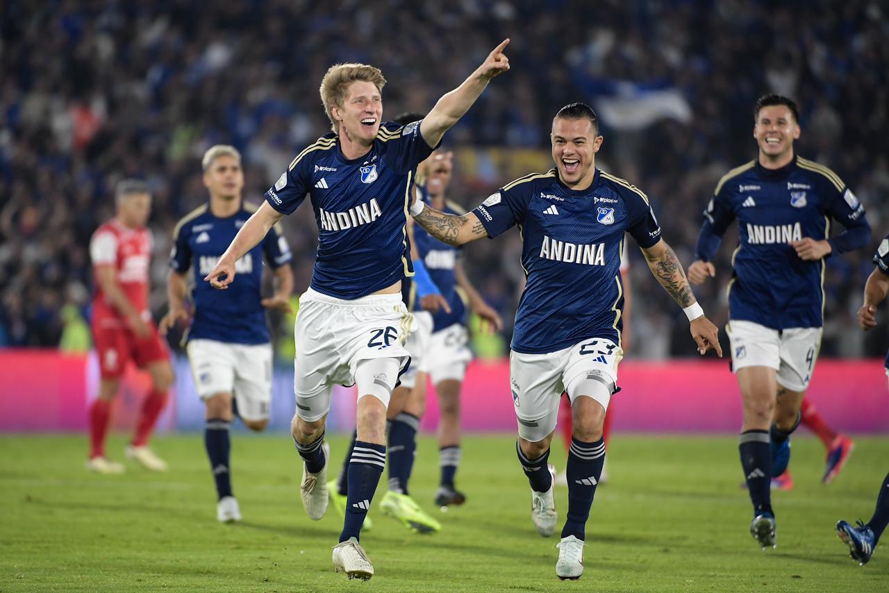 Andrés Llinás celebra junto a sus compañeros el primer gol de Millonarios este jueves.