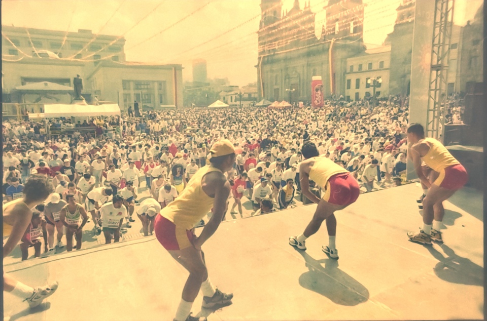 Calentamiento previo a la primera edición de la Media Maratón de Bogotá, en el año 2000.