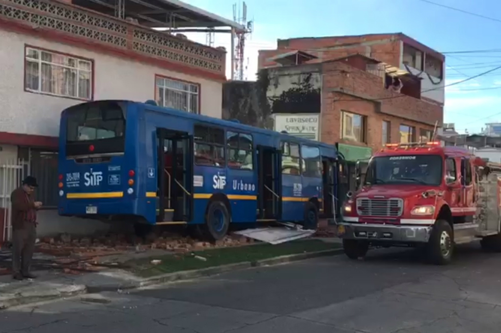 Bus del SITP choca contra una vivienda en el norte de Bogotá
